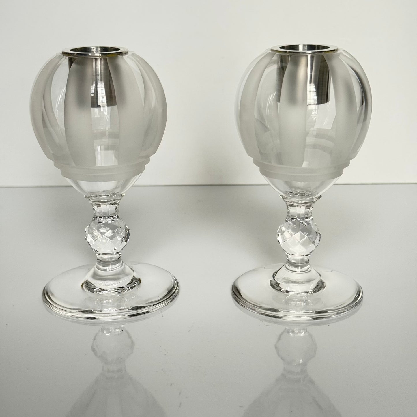 English: Set of three Saint Louis crystal candle holders from the 20th century, including one large and two smaller pieces with ovoid bodies and pedestal bases, signed “CRISTAL St LOUIS FRANCE”; 日本語: サンルイの20世紀製クリスタル製キャンドルホルダー3点セット、大1点と小2点、楕円形の本体と台座付き、「CRISTAL St LOUIS FRANCE」のサインあり; Français: Ensemble de trois bougeoirs en cristal Saint Louis du XXe siècle, comprenant un grand et deux petits modèles ovoïdes sur pied, signés « CRISTAL St LOUIS FRANCE ».