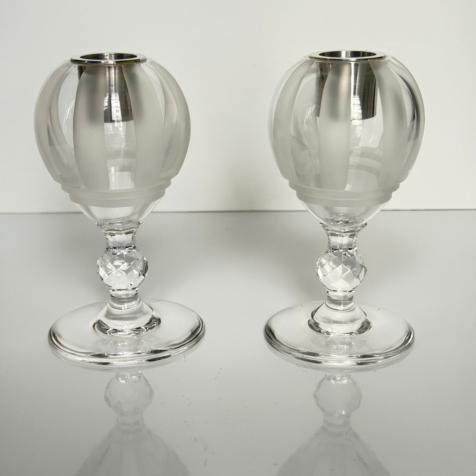 English: Set of three Saint Louis crystal candle holders from the 20th century, including one large and two smaller pieces with ovoid bodies and pedestal bases, signed “CRISTAL St LOUIS FRANCE”; 日本語: サンルイの20世紀製クリスタル製キャンドルホルダー3点セット、大1点と小2点、楕円形の本体と台座付き、「CRISTAL St LOUIS FRANCE」のサインあり; Français: Ensemble de trois bougeoirs en cristal Saint Louis du XXe siècle, comprenant un grand et deux petits modèles ovoïdes sur pied, signés « CRISTAL St LOUIS FRANCE ».