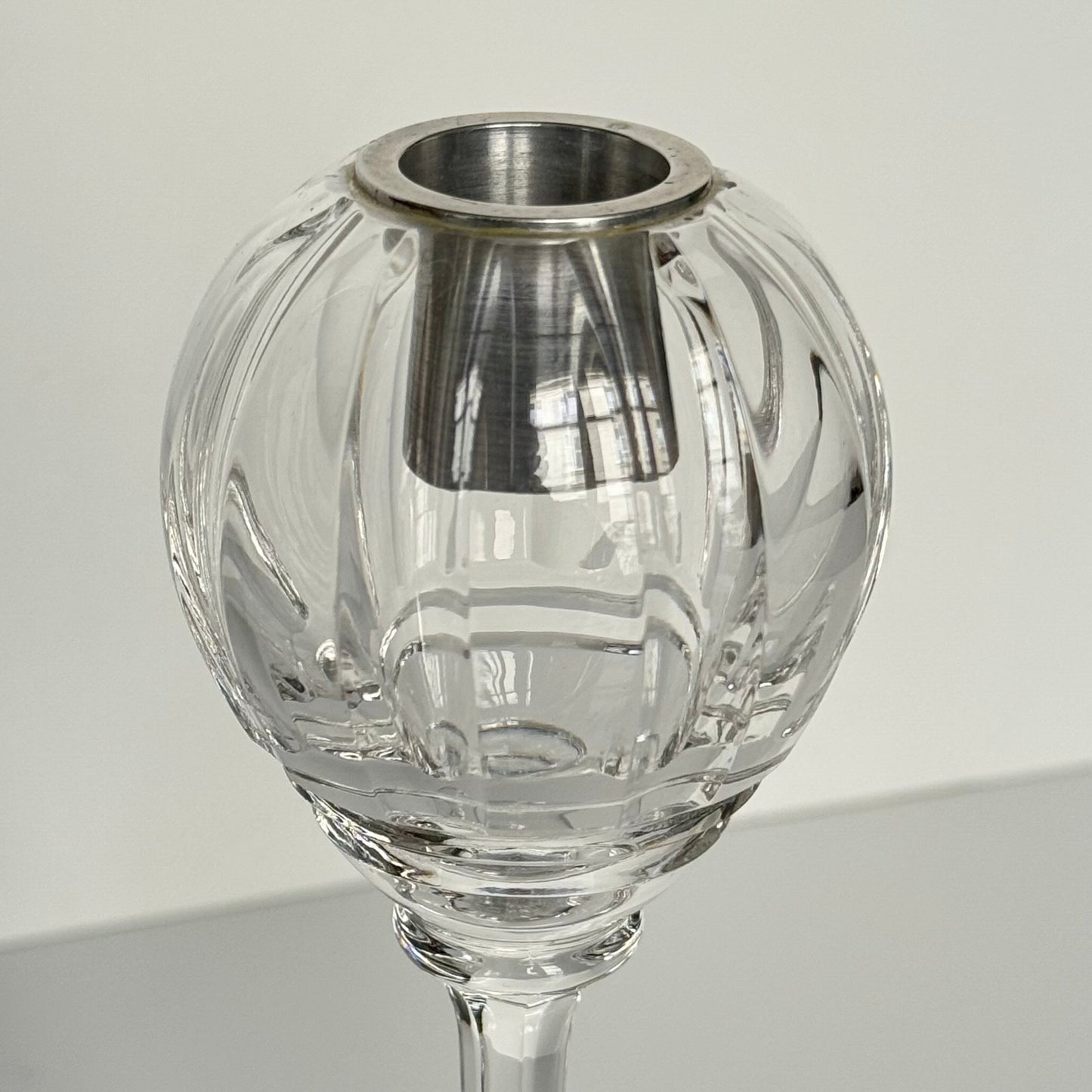 English: Set of three Saint Louis crystal candle holders from the 20th century, including one large and two smaller pieces with ovoid bodies and pedestal bases, signed “CRISTAL St LOUIS FRANCE”; 日本語: サンルイの20世紀製クリスタル製キャンドルホルダー3点セット、大1点と小2点、楕円形の本体と台座付き、「CRISTAL St LOUIS FRANCE」のサインあり; Français: Ensemble de trois bougeoirs en cristal Saint Louis du XXe siècle, comprenant un grand et deux petits modèles ovoïdes sur pied, signés « CRISTAL St LOUIS FRANCE ».
