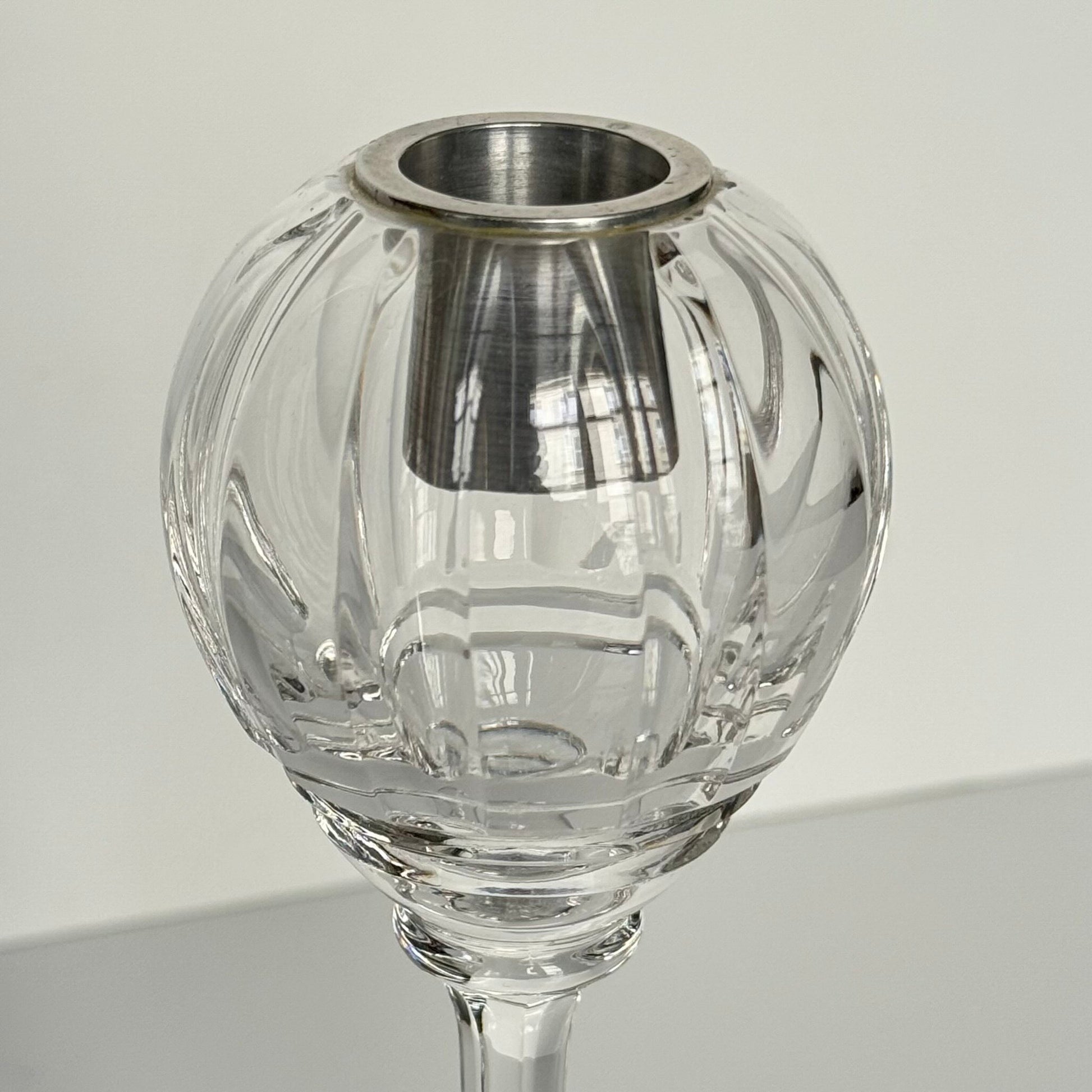 English: Set of three Saint Louis crystal candle holders from the 20th century, including one large and two smaller pieces with ovoid bodies and pedestal bases, signed “CRISTAL St LOUIS FRANCE”; 日本語: サンルイの20世紀製クリスタル製キャンドルホルダー3点セット、大1点と小2点、楕円形の本体と台座付き、「CRISTAL St LOUIS FRANCE」のサインあり; Français: Ensemble de trois bougeoirs en cristal Saint Louis du XXe siècle, comprenant un grand et deux petits modèles ovoïdes sur pied, signés « CRISTAL St LOUIS FRANCE ».
