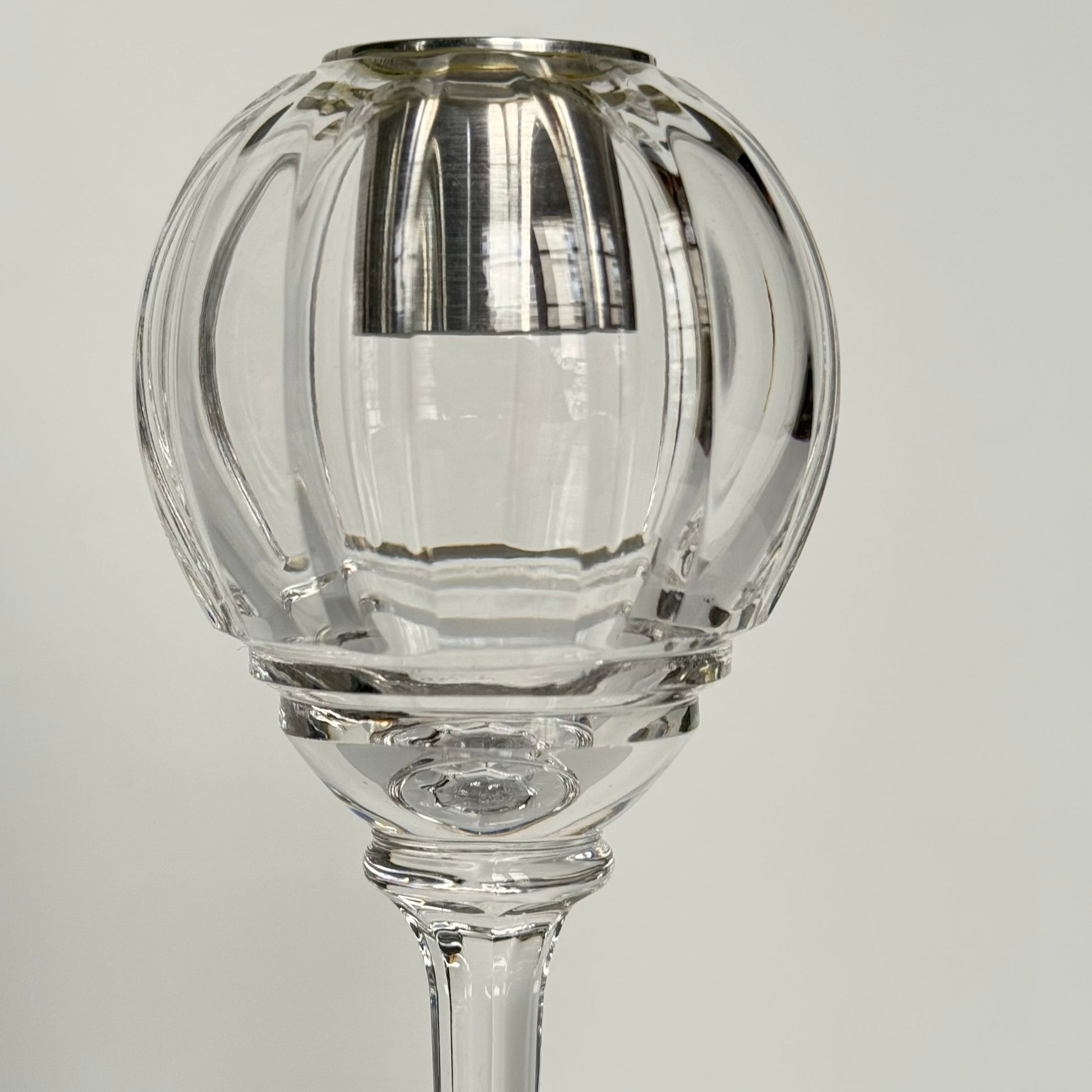 English: Set of three Saint Louis crystal candle holders from the 20th century, including one large and two smaller pieces with ovoid bodies and pedestal bases, signed “CRISTAL St LOUIS FRANCE”; 日本語: サンルイの20世紀製クリスタル製キャンドルホルダー3点セット、大1点と小2点、楕円形の本体と台座付き、「CRISTAL St LOUIS FRANCE」のサインあり; Français: Ensemble de trois bougeoirs en cristal Saint Louis du XXe siècle, comprenant un grand et deux petits modèles ovoïdes sur pied, signés « CRISTAL St LOUIS FRANCE ».