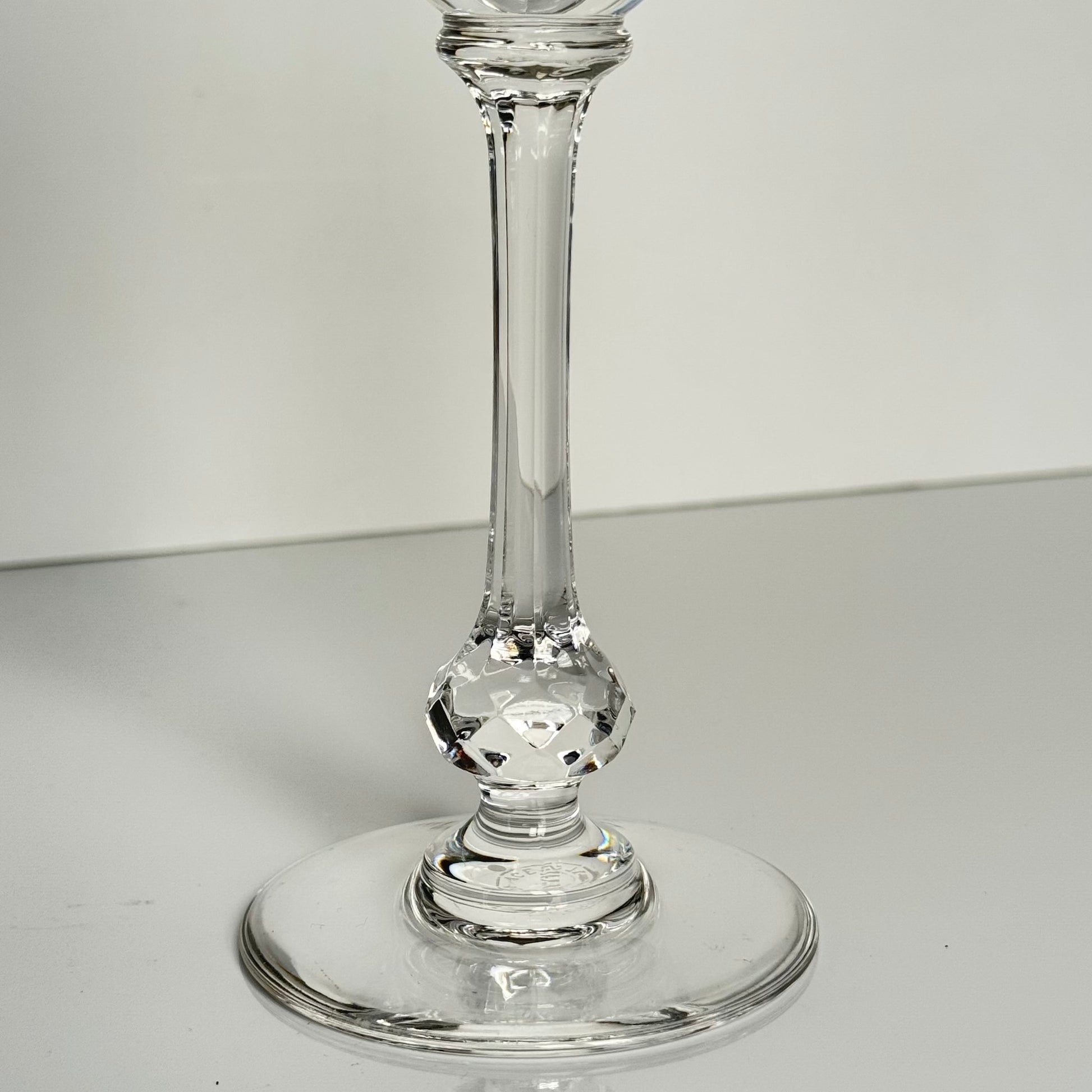 English: Set of three Saint Louis crystal candle holders from the 20th century, including one large and two smaller pieces with ovoid bodies and pedestal bases, signed “CRISTAL St LOUIS FRANCE”; 日本語: サンルイの20世紀製クリスタル製キャンドルホルダー3点セット、大1点と小2点、楕円形の本体と台座付き、「CRISTAL St LOUIS FRANCE」のサインあり; Français: Ensemble de trois bougeoirs en cristal Saint Louis du XXe siècle, comprenant un grand et deux petits modèles ovoïdes sur pied, signés « CRISTAL St LOUIS FRANCE ».