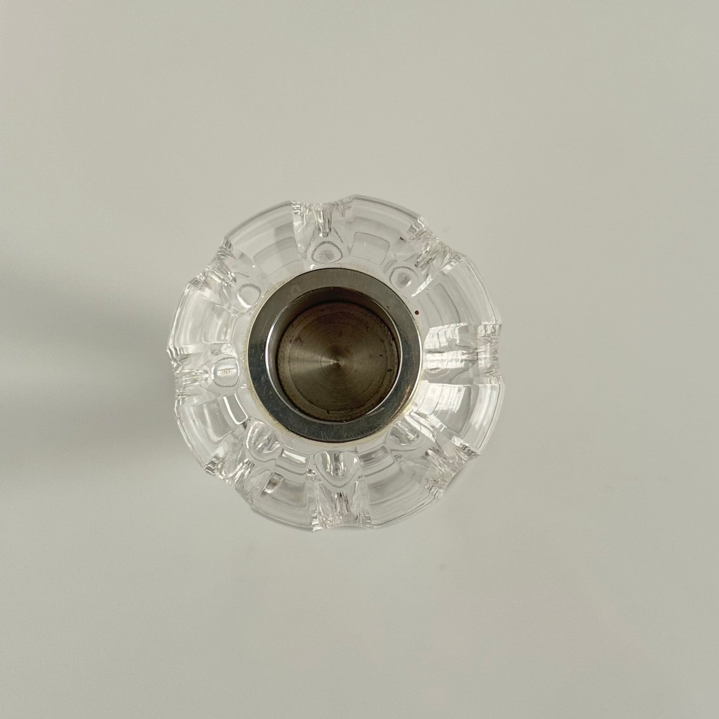 English: Set of three Saint Louis crystal candle holders from the 20th century, including one large and two smaller pieces with ovoid bodies and pedestal bases, signed “CRISTAL St LOUIS FRANCE”; 日本語: サンルイの20世紀製クリスタル製キャンドルホルダー3点セット、大1点と小2点、楕円形の本体と台座付き、「CRISTAL St LOUIS FRANCE」のサインあり; Français: Ensemble de trois bougeoirs en cristal Saint Louis du XXe siècle, comprenant un grand et deux petits modèles ovoïdes sur pied, signés « CRISTAL St LOUIS FRANCE ».