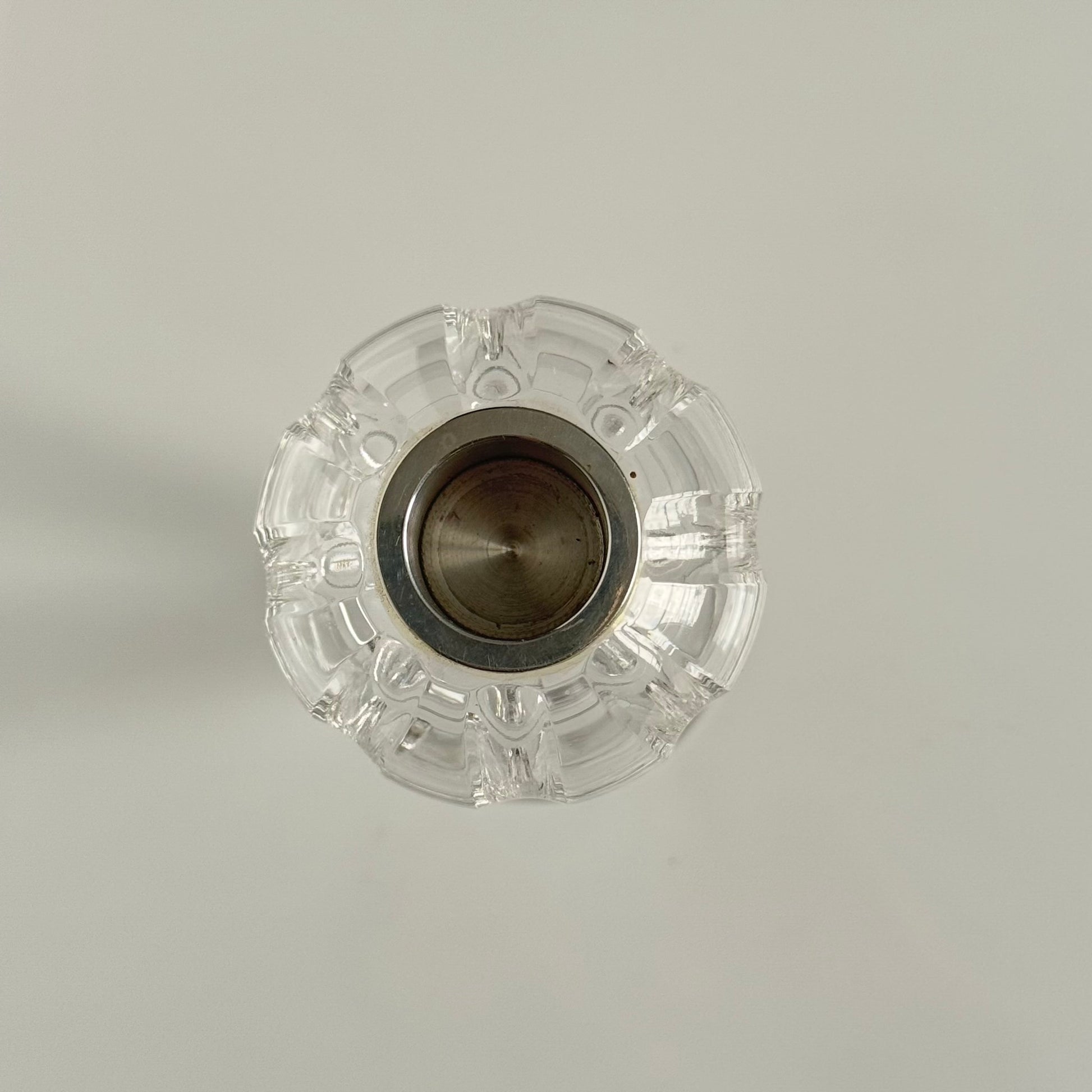 English: Set of three Saint Louis crystal candle holders from the 20th century, including one large and two smaller pieces with ovoid bodies and pedestal bases, signed “CRISTAL St LOUIS FRANCE”; 日本語: サンルイの20世紀製クリスタル製キャンドルホルダー3点セット、大1点と小2点、楕円形の本体と台座付き、「CRISTAL St LOUIS FRANCE」のサインあり; Français: Ensemble de trois bougeoirs en cristal Saint Louis du XXe siècle, comprenant un grand et deux petits modèles ovoïdes sur pied, signés « CRISTAL St LOUIS FRANCE ».
