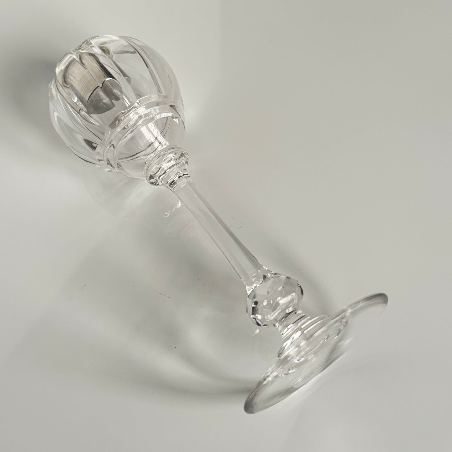 English: Set of three Saint Louis crystal candle holders from the 20th century, including one large and two smaller pieces with ovoid bodies and pedestal bases, signed “CRISTAL St LOUIS FRANCE”; 日本語: サンルイの20世紀製クリスタル製キャンドルホルダー3点セット、大1点と小2点、楕円形の本体と台座付き、「CRISTAL St LOUIS FRANCE」のサインあり; Français: Ensemble de trois bougeoirs en cristal Saint Louis du XXe siècle, comprenant un grand et deux petits modèles ovoïdes sur pied, signés « CRISTAL St LOUIS FRANCE ».