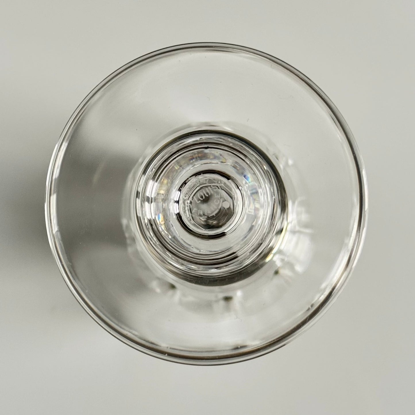 English: Set of three Saint Louis crystal candle holders from the 20th century, including one large and two smaller pieces with ovoid bodies and pedestal bases, signed “CRISTAL St LOUIS FRANCE”; 日本語: サンルイの20世紀製クリスタル製キャンドルホルダー3点セット、大1点と小2点、楕円形の本体と台座付き、「CRISTAL St LOUIS FRANCE」のサインあり; Français: Ensemble de trois bougeoirs en cristal Saint Louis du XXe siècle, comprenant un grand et deux petits modèles ovoïdes sur pied, signés « CRISTAL St LOUIS FRANCE ».