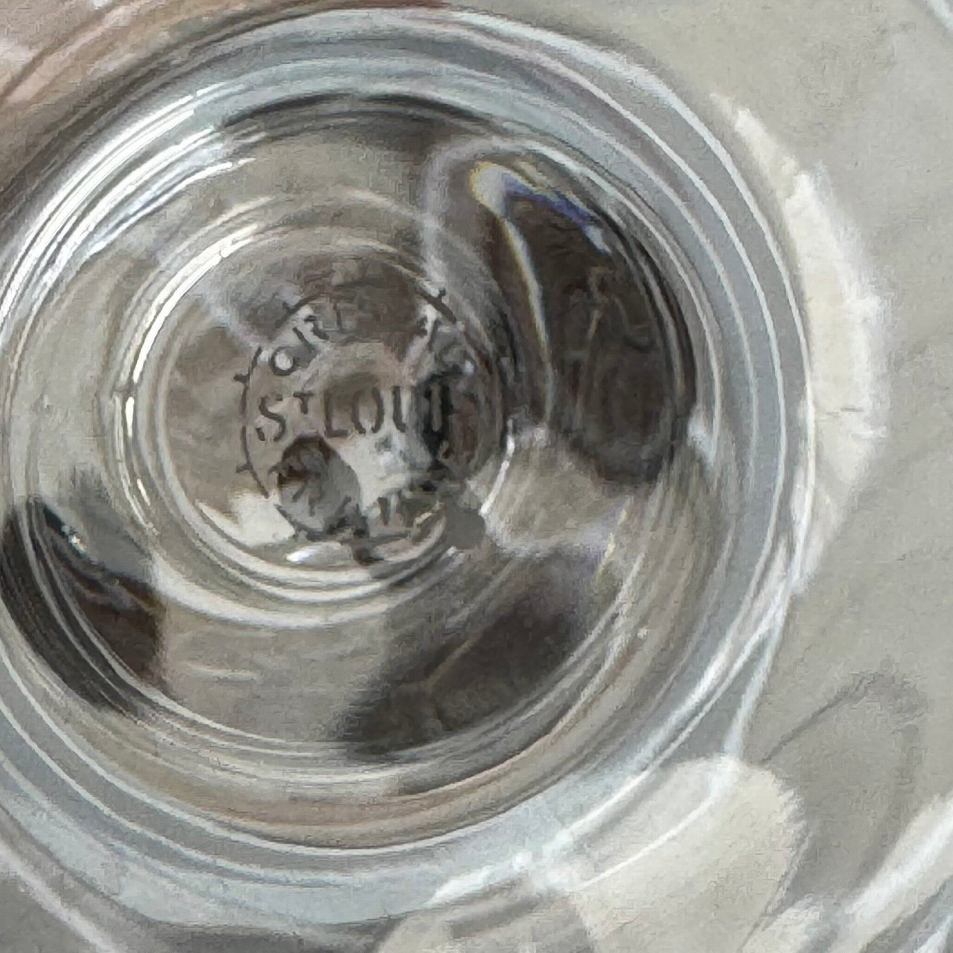 English: Set of three Saint Louis crystal candle holders from the 20th century, including one large and two smaller pieces with ovoid bodies and pedestal bases, signed “CRISTAL St LOUIS FRANCE”; 日本語: サンルイの20世紀製クリスタル製キャンドルホルダー3点セット、大1点と小2点、楕円形の本体と台座付き、「CRISTAL St LOUIS FRANCE」のサインあり; Français: Ensemble de trois bougeoirs en cristal Saint Louis du XXe siècle, comprenant un grand et deux petits modèles ovoïdes sur pied, signés « CRISTAL St LOUIS FRANCE ».