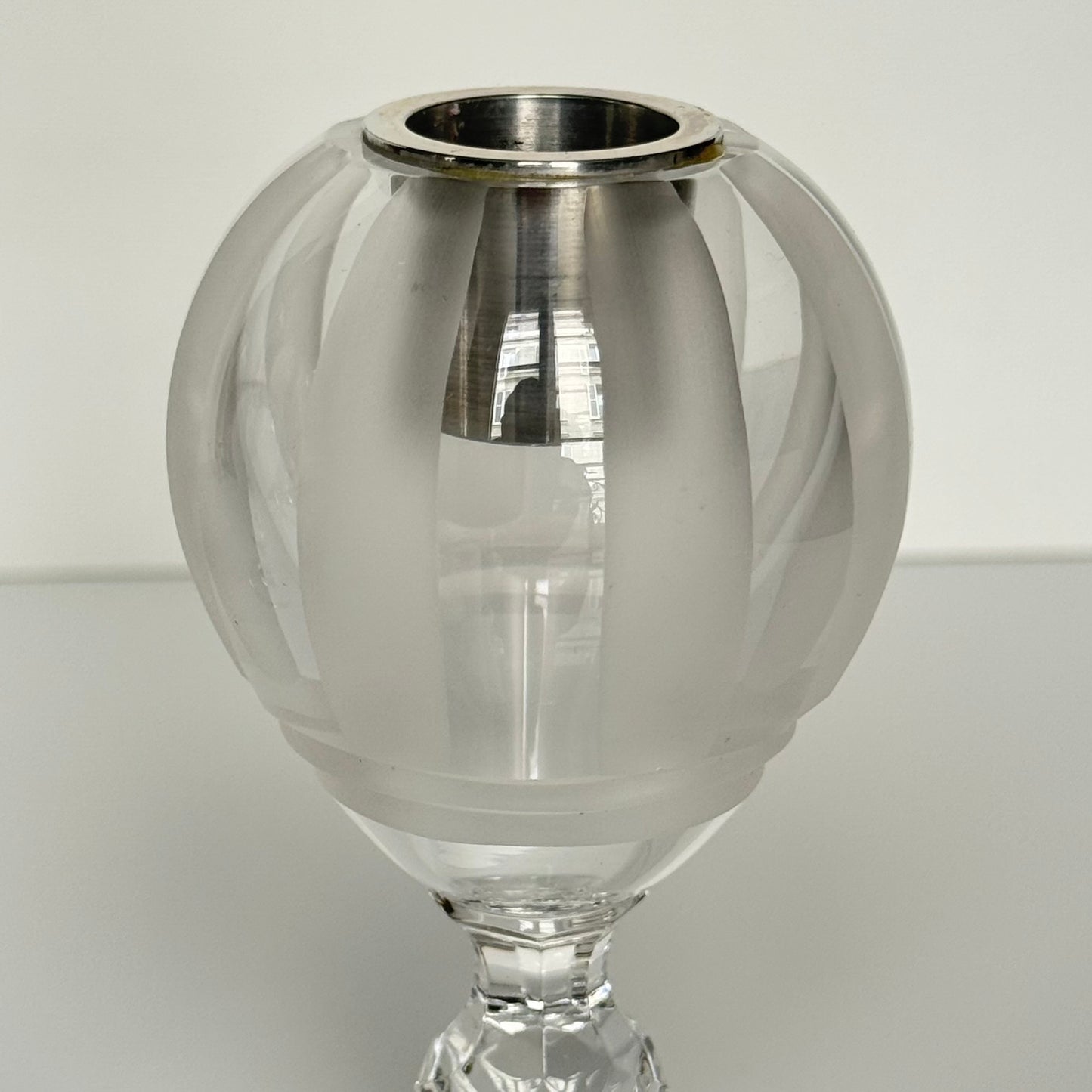English: Set of three Saint Louis crystal candle holders from the 20th century, including one large and two smaller pieces with ovoid bodies and pedestal bases, signed “CRISTAL St LOUIS FRANCE”; 日本語: サンルイの20世紀製クリスタル製キャンドルホルダー3点セット、大1点と小2点、楕円形の本体と台座付き、「CRISTAL St LOUIS FRANCE」のサインあり; Français: Ensemble de trois bougeoirs en cristal Saint Louis du XXe siècle, comprenant un grand et deux petits modèles ovoïdes sur pied, signés « CRISTAL St LOUIS FRANCE ».