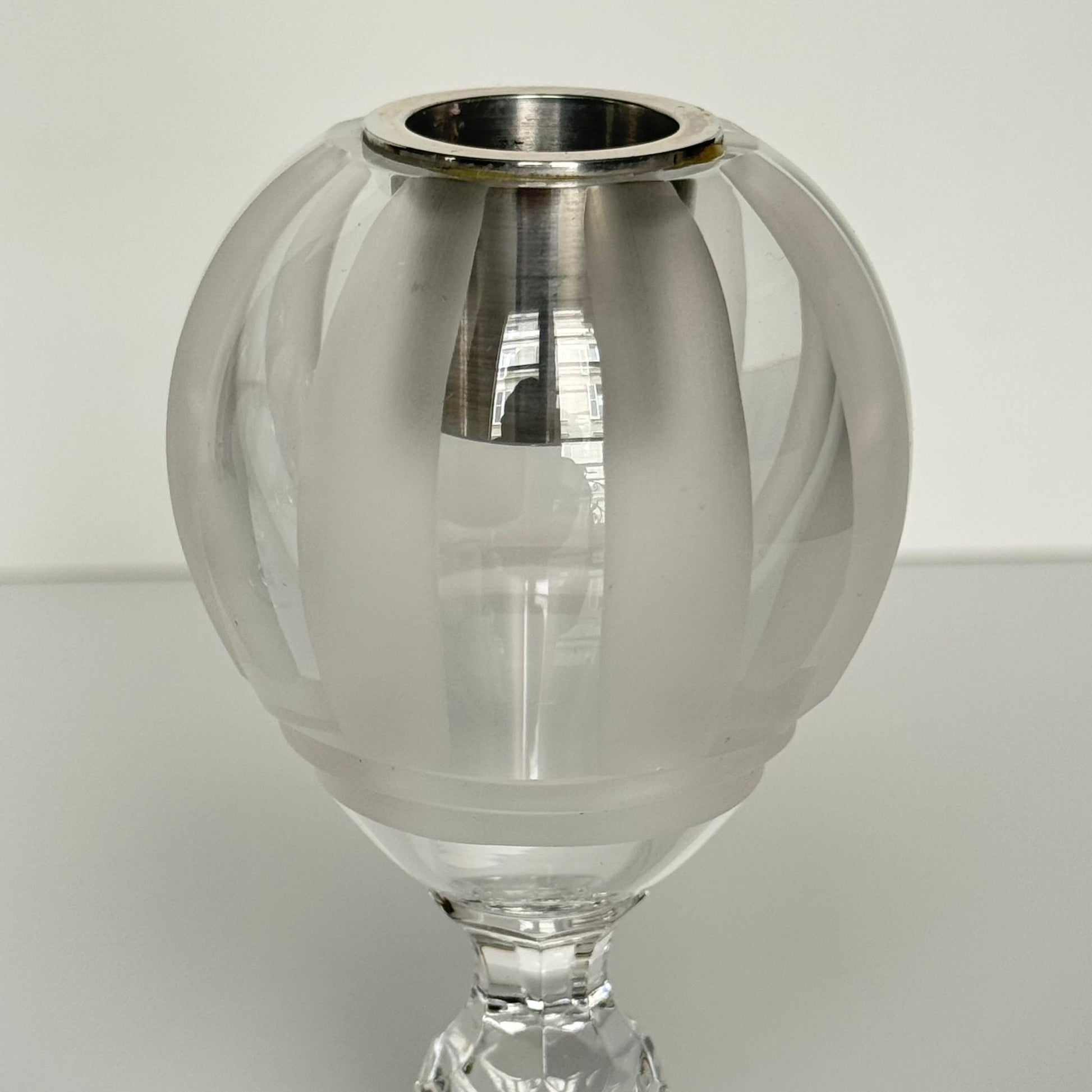 English: Set of three Saint Louis crystal candle holders from the 20th century, including one large and two smaller pieces with ovoid bodies and pedestal bases, signed “CRISTAL St LOUIS FRANCE”; 日本語: サンルイの20世紀製クリスタル製キャンドルホルダー3点セット、大1点と小2点、楕円形の本体と台座付き、「CRISTAL St LOUIS FRANCE」のサインあり; Français: Ensemble de trois bougeoirs en cristal Saint Louis du XXe siècle, comprenant un grand et deux petits modèles ovoïdes sur pied, signés « CRISTAL St LOUIS FRANCE ».