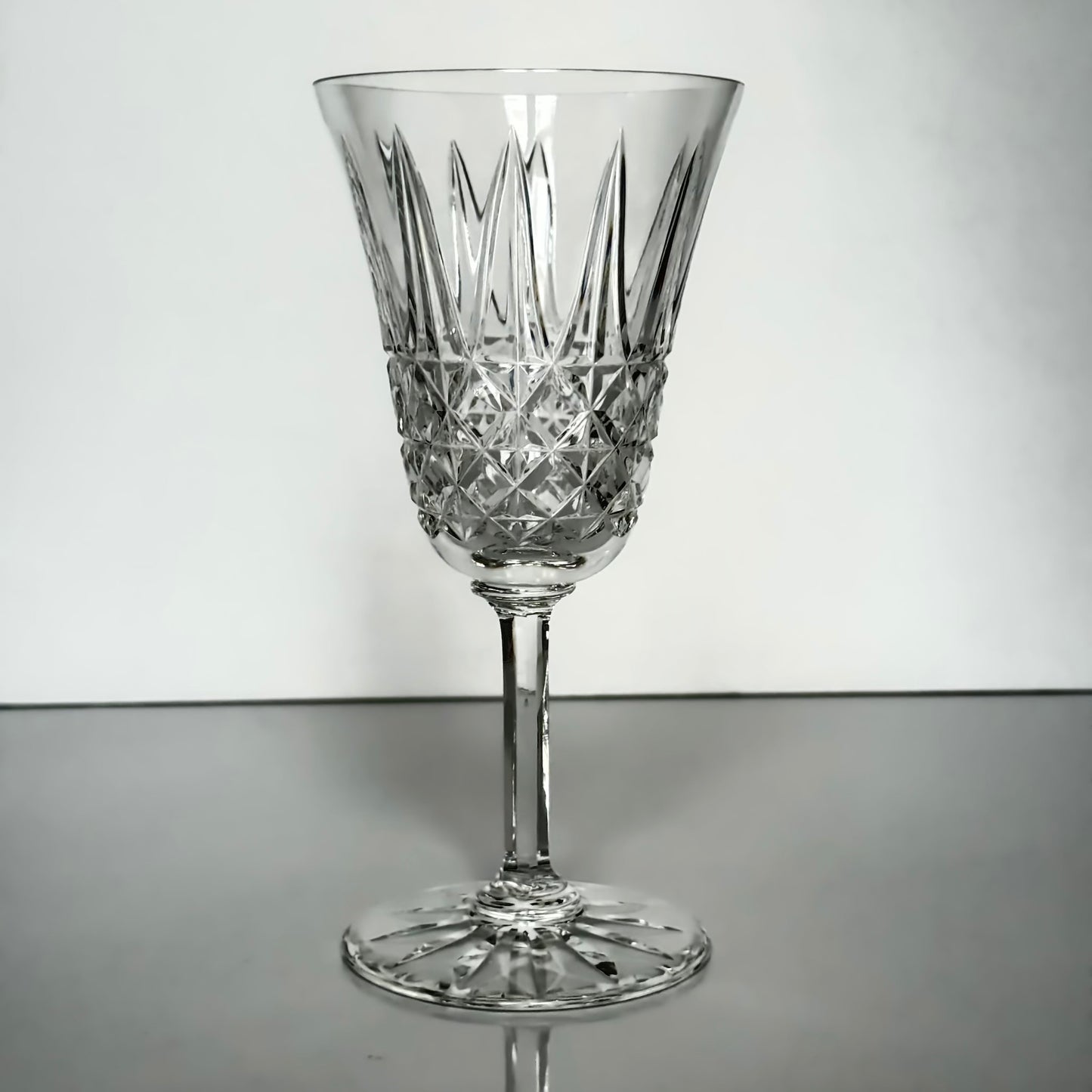 English: Saint-Louis crystal water glass, Tarn pattern, circa 1960s ; 日本語: サンルイ クリスタル ウォーターグラス 「タルン」パターン、1960年代頃 ; Français: Verre à eau en cristal Saint-Louis, modèle Tarn, années 1960