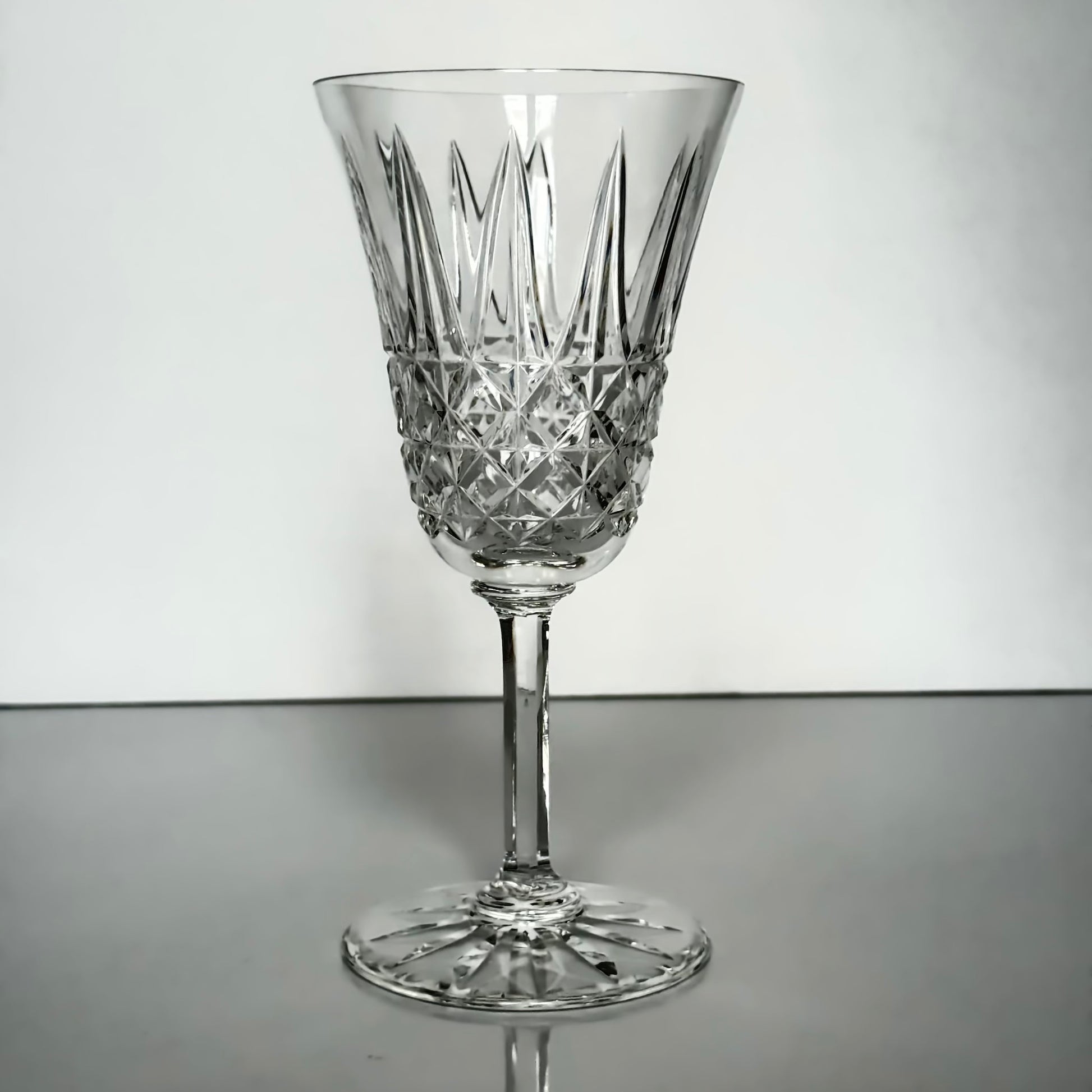 English: Saint-Louis crystal water glass, Tarn pattern, circa 1960s ; 日本語: サンルイ クリスタル ウォーターグラス 「タルン」パターン、1960年代頃 ; Français: Verre à eau en cristal Saint-Louis, modèle Tarn, années 1960