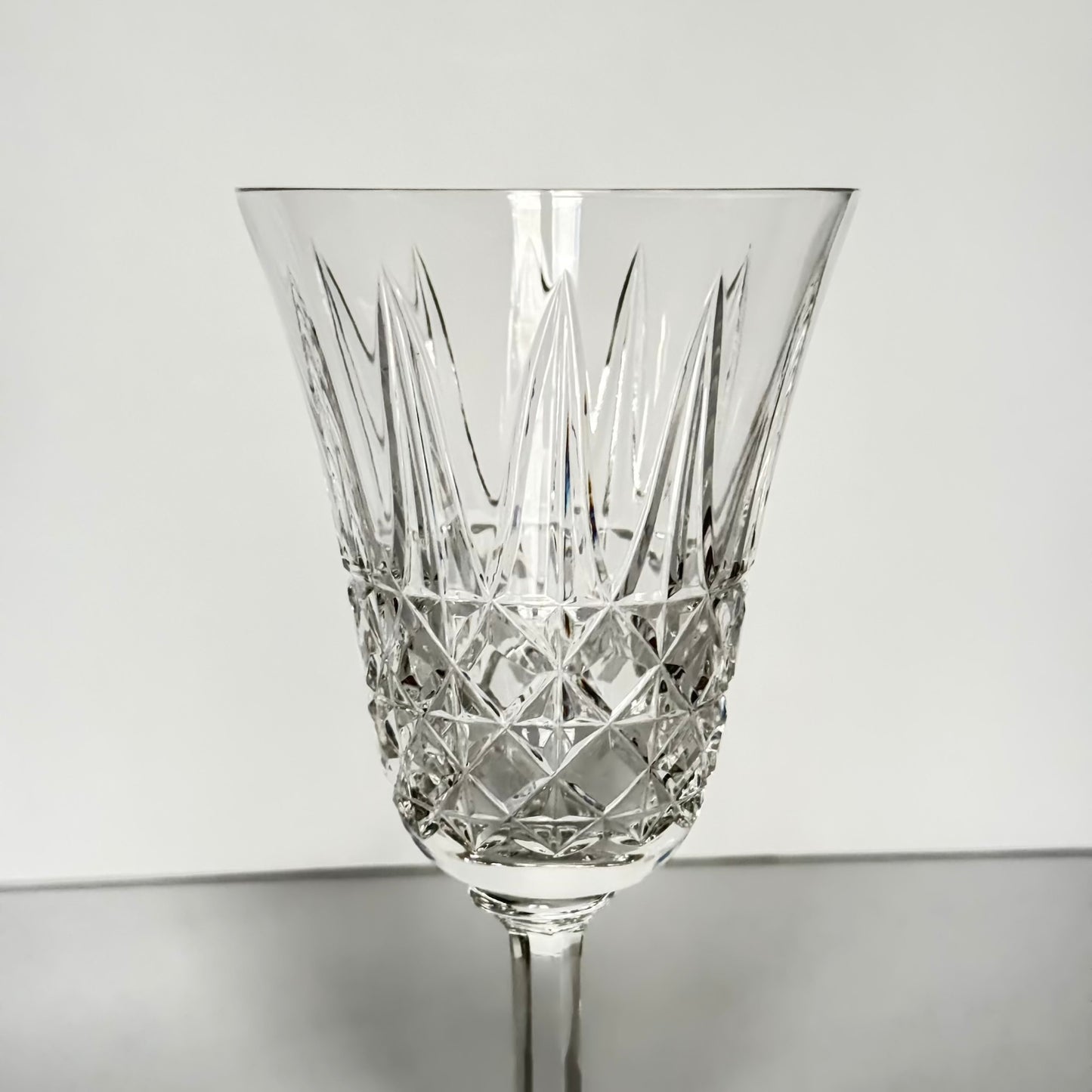 English: Saint-Louis crystal water glass, Tarn pattern, circa 1960s ; 日本語: サンルイ クリスタル ウォーターグラス 「タルン」パターン、1960年代頃 ; Français: Verre à eau en cristal Saint-Louis, modèle Tarn, années 1960
