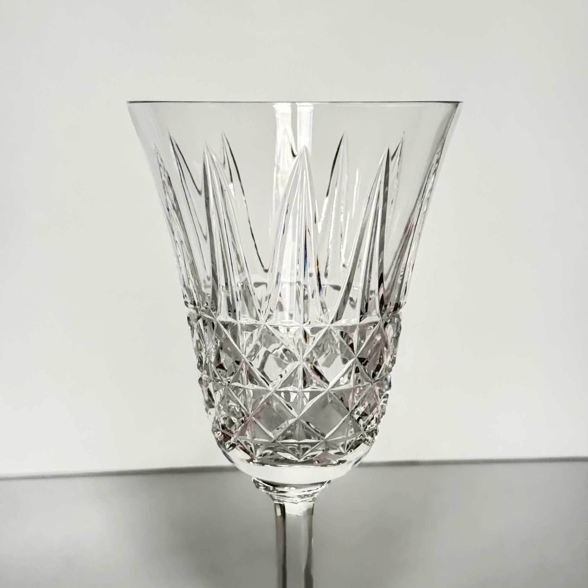 English: Saint-Louis crystal water glass, Tarn pattern, circa 1960s ; 日本語: サンルイ クリスタル ウォーターグラス 「タルン」パターン、1960年代頃 ; Français: Verre à eau en cristal Saint-Louis, modèle Tarn, années 1960