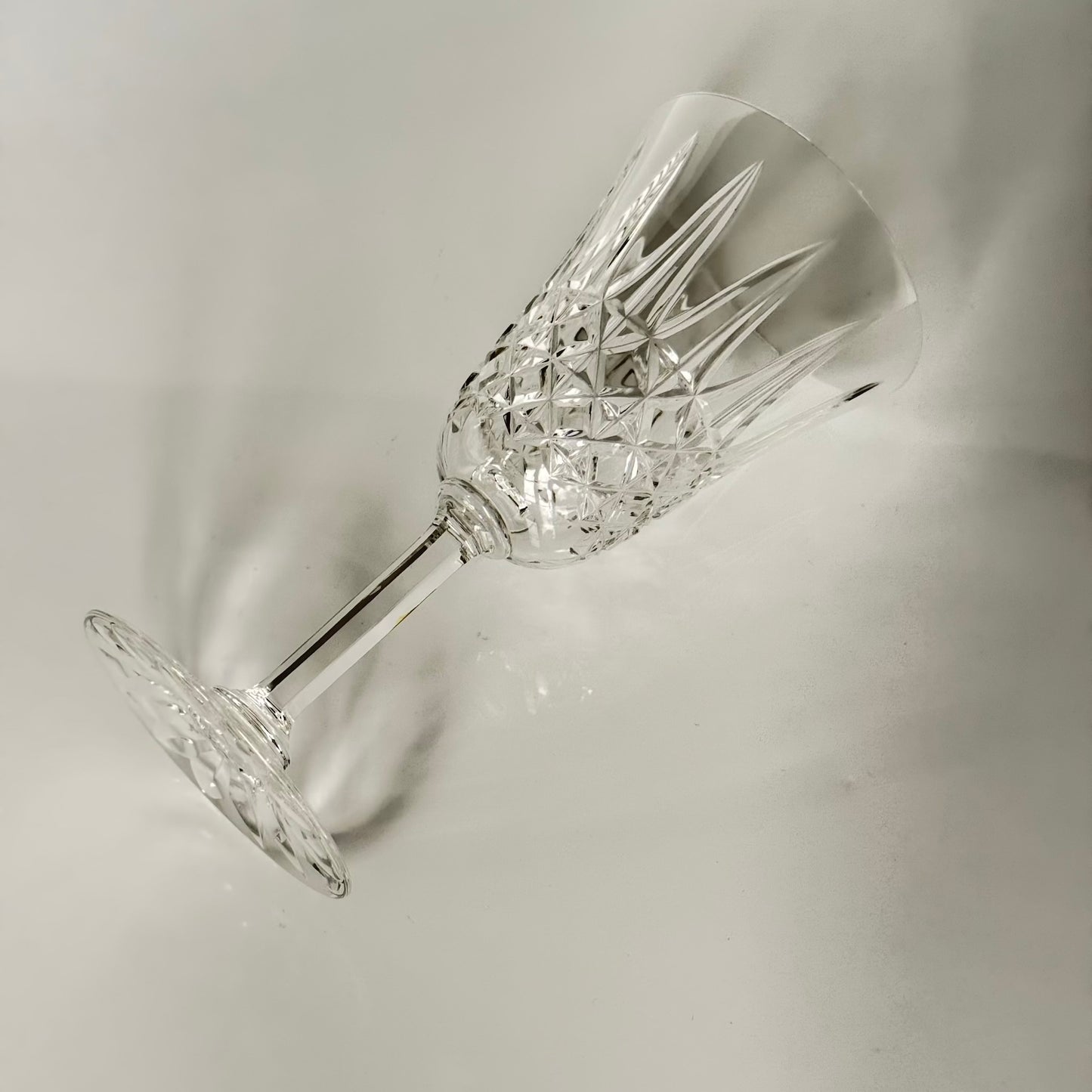 English: Saint-Louis crystal water glass, Tarn pattern, circa 1960s ; 日本語: サンルイ クリスタル ウォーターグラス 「タルン」パターン、1960年代頃 ; Français: Verre à eau en cristal Saint-Louis, modèle Tarn, années 1960