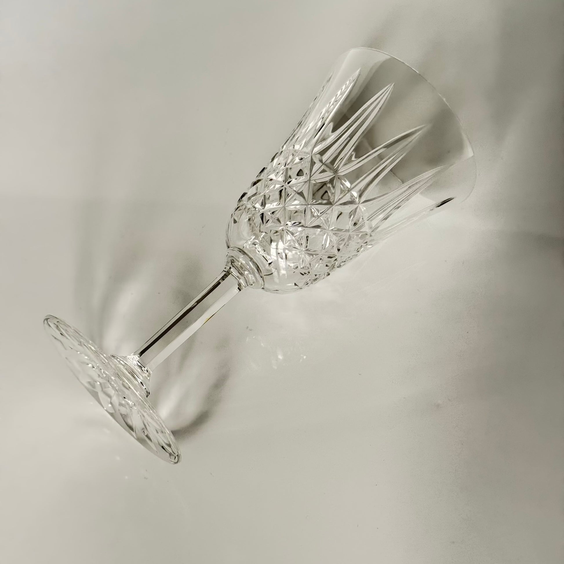 English: Saint-Louis crystal water glass, Tarn pattern, circa 1960s ; 日本語: サンルイ クリスタル ウォーターグラス 「タルン」パターン、1960年代頃 ; Français: Verre à eau en cristal Saint-Louis, modèle Tarn, années 1960