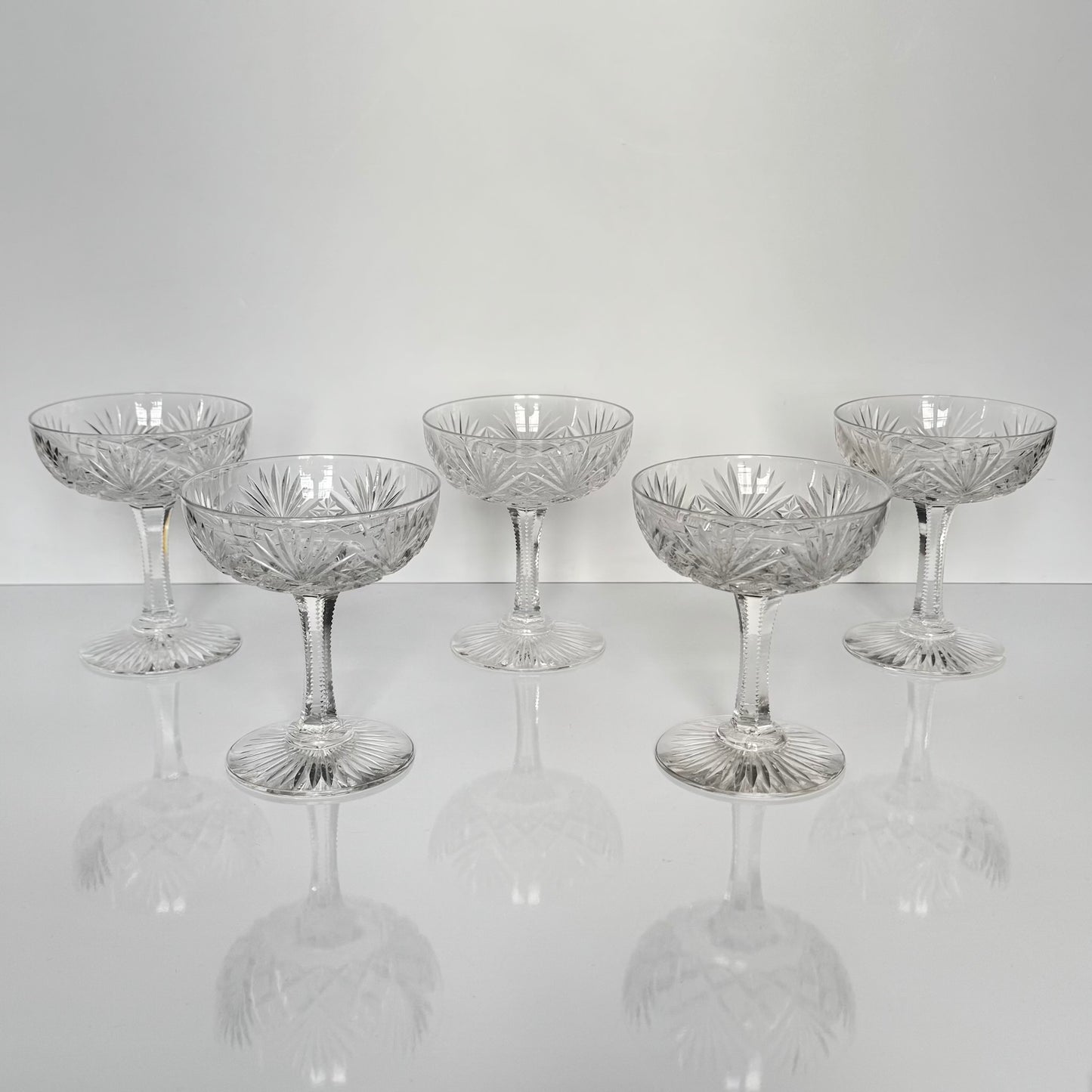 English: Saint-Louis crystal champagne glass, Gavarni model, early 20th century ; 日本語: サンルイ クリスタル シャンパングラス ガヴァルニ モデル 20世紀前半 ; Français: coupe à champagne en cristal Saint-Louis, modèle Gavarni, première moitié du XXe siècle