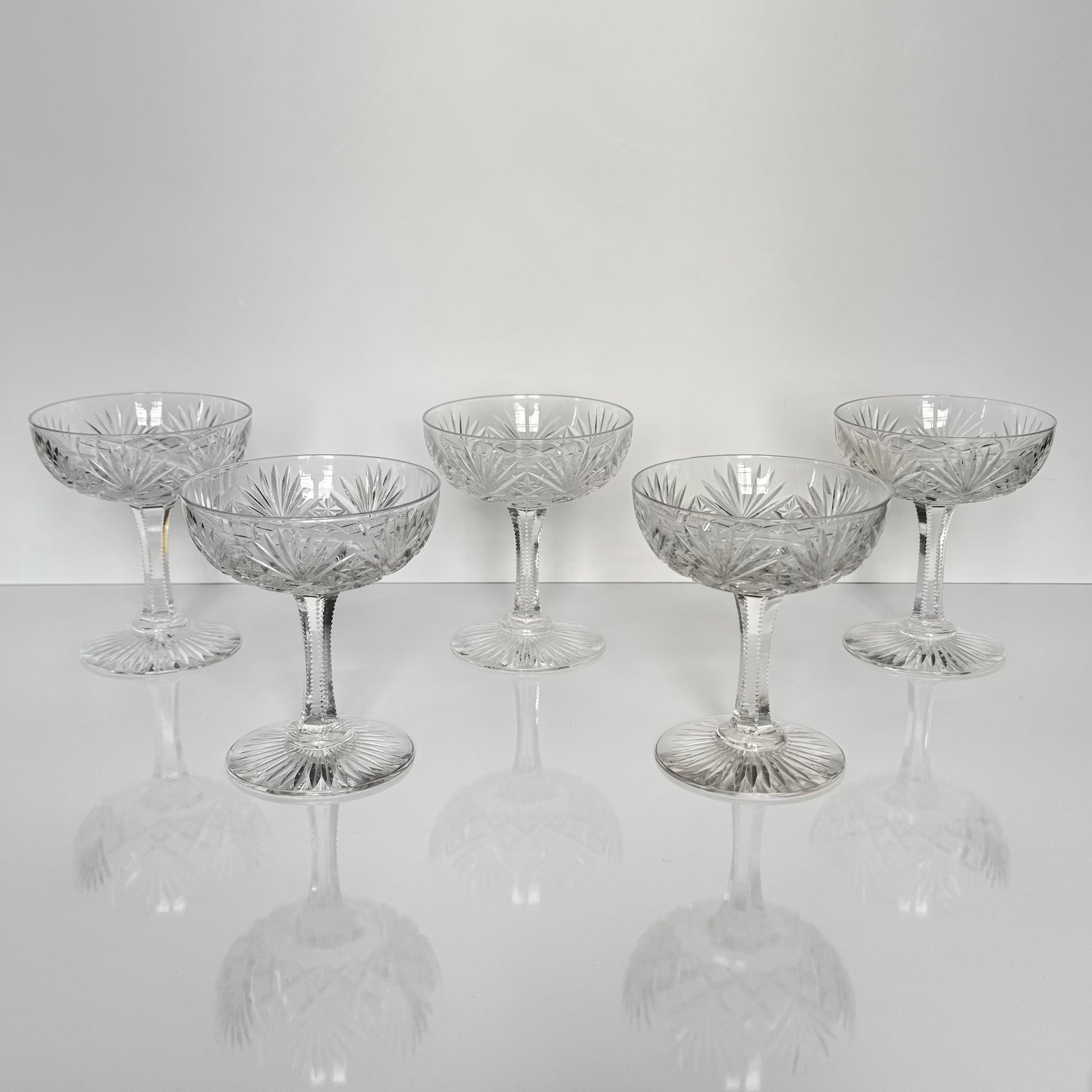 English: Saint-Louis crystal champagne glass, Gavarni model, early 20th century ; 日本語: サンルイ クリスタル シャンパングラス ガヴァルニ モデル 20世紀前半 ; Français: coupe à champagne en cristal Saint-Louis, modèle Gavarni, première moitié du XXe siècle