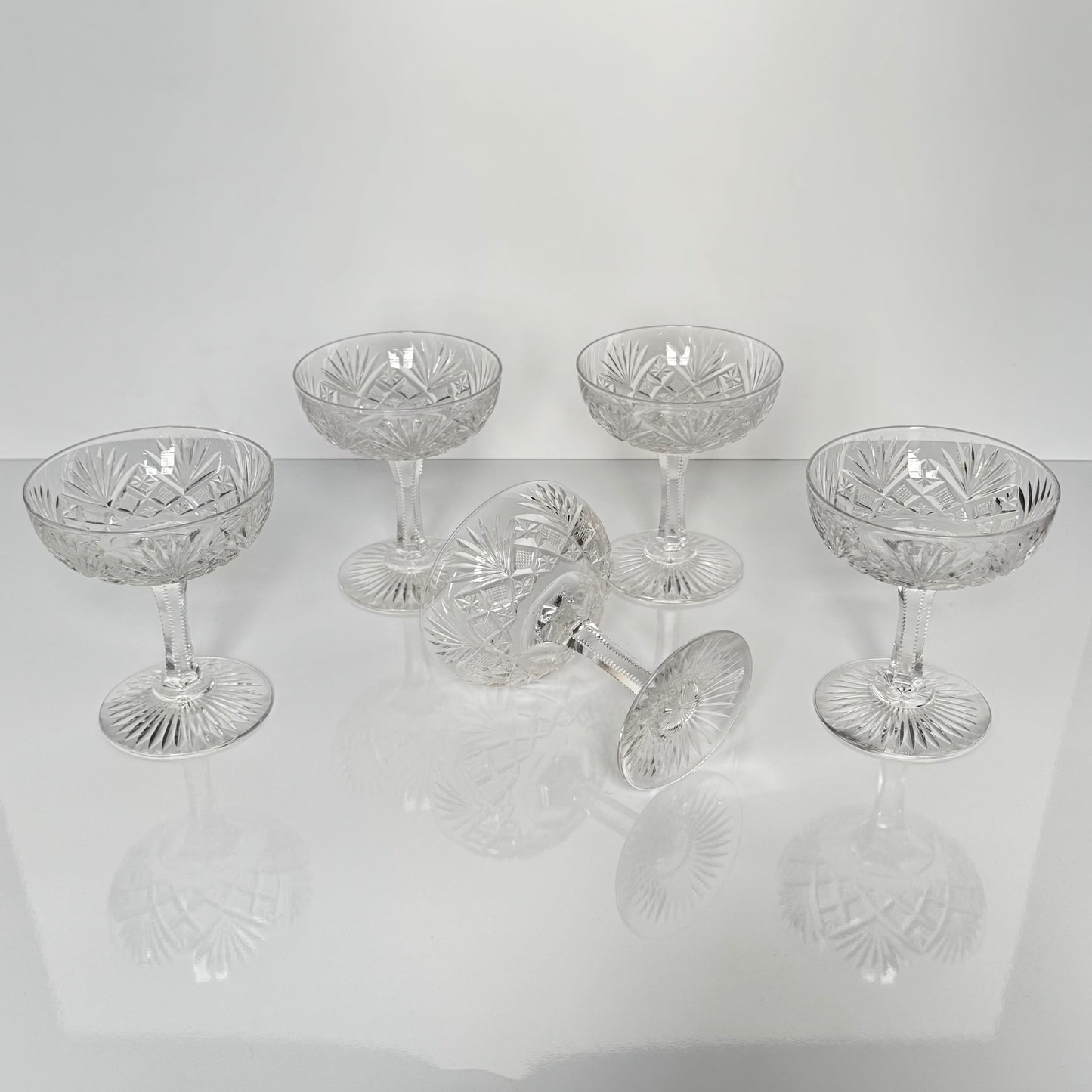 English: Saint-Louis crystal champagne glass, Gavarni model, early 20th century ; 日本語: サンルイ クリスタル シャンパングラス ガヴァルニ モデル 20世紀前半 ; Français: coupe à champagne en cristal Saint-Louis, modèle Gavarni, première moitié du XXe siècle