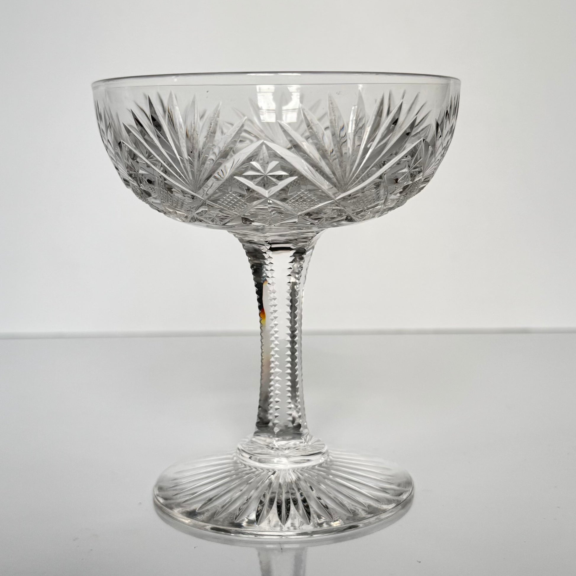 English: Saint-Louis crystal champagne glass, Gavarni model, early 20th century ; 日本語: サンルイ クリスタル シャンパングラス ガヴァルニ モデル 20世紀前半 ; Français: coupe à champagne en cristal Saint-Louis, modèle Gavarni, première moitié du XXe siècle
