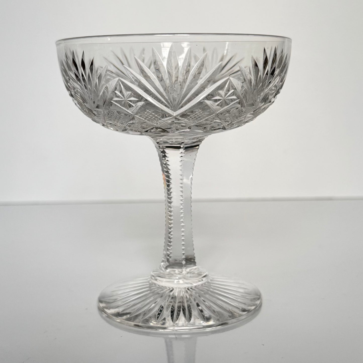English: Saint-Louis crystal champagne glass, Gavarni model, early 20th century ; 日本語: サンルイ クリスタル シャンパングラス ガヴァルニ モデル 20世紀前半 ; Français: coupe à champagne en cristal Saint-Louis, modèle Gavarni, première moitié du XXe siècle