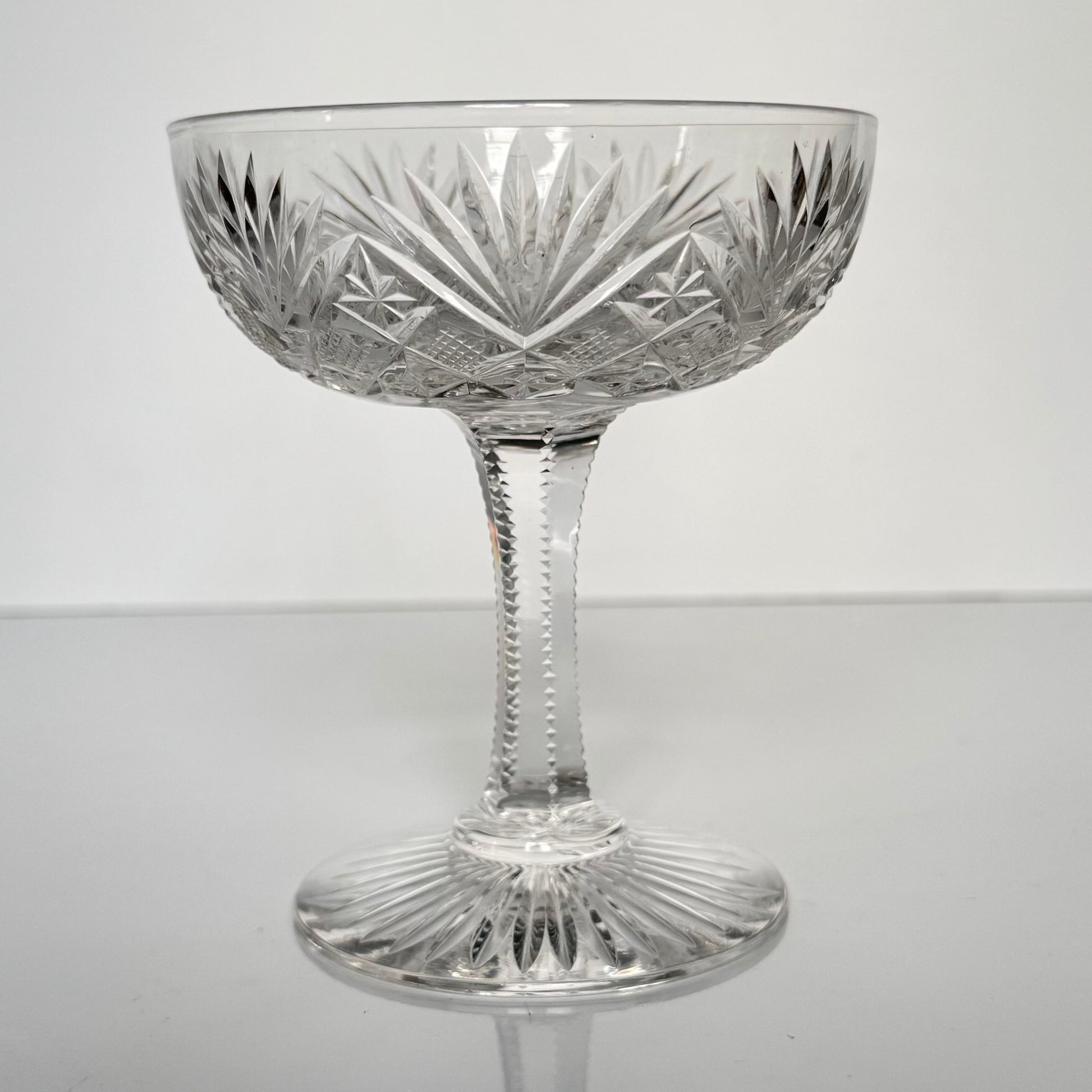 English: Saint-Louis crystal champagne glass, Gavarni model, early 20th century ; 日本語: サンルイ クリスタル シャンパングラス ガヴァルニ モデル 20世紀前半 ; Français: coupe à champagne en cristal Saint-Louis, modèle Gavarni, première moitié du XXe siècle