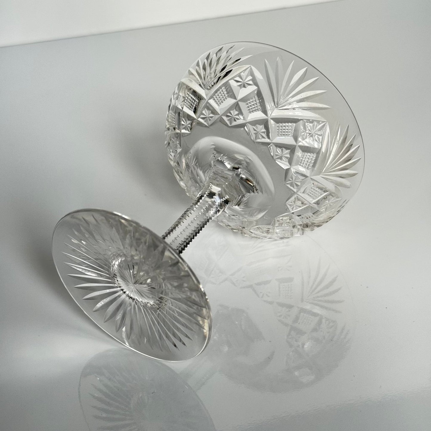 English: Saint-Louis crystal champagne glass, Gavarni model, early 20th century ; 日本語: サンルイ クリスタル シャンパングラス ガヴァルニ モデル 20世紀前半 ; Français: coupe à champagne en cristal Saint-Louis, modèle Gavarni, première moitié du XXe siècle