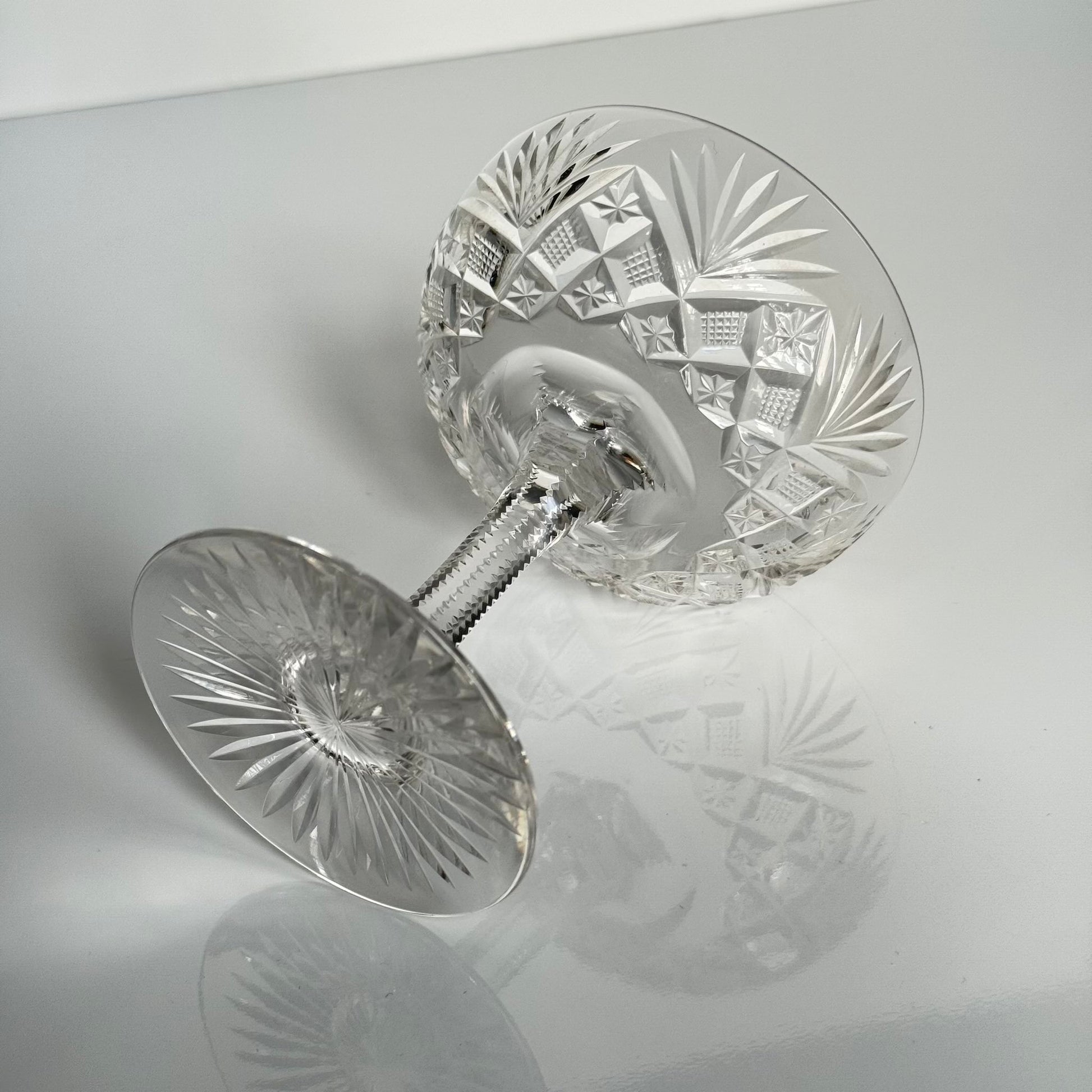 English: Saint-Louis crystal champagne glass, Gavarni model, early 20th century ; 日本語: サンルイ クリスタル シャンパングラス ガヴァルニ モデル 20世紀前半 ; Français: coupe à champagne en cristal Saint-Louis, modèle Gavarni, première moitié du XXe siècle