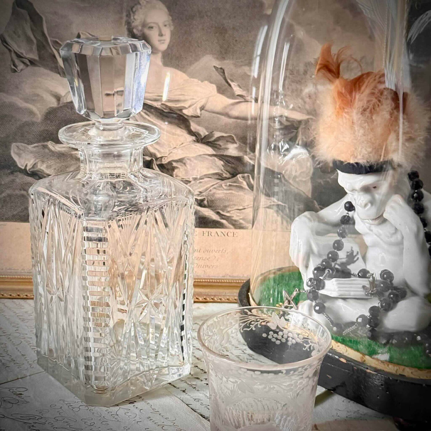 English: 20th century Sèvres crystal whisky decanter from Cristallerie de Sèvres, finely cut with exceptional transparency. ; Français : Carafe à whisky en cristal de Sèvres du 20ᵉ siècle, finement taillée et d’une transparence exceptionnelle. ; 日本語: セーヴル社製 20世紀ヴィンテージ ウイスキーデキャンタ、精緻なカットと高い透明感が特徴。