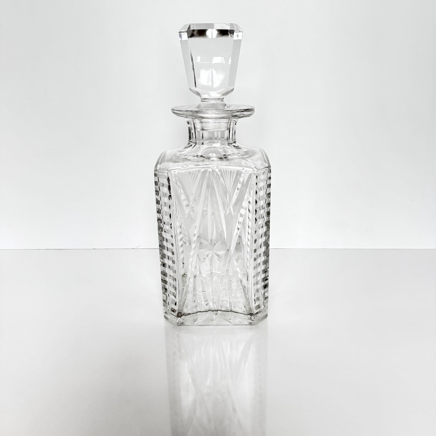 20th century Sèvres crystal whisky decanter from Cristallerie de Sèvres, finely cut with exceptional transparency.