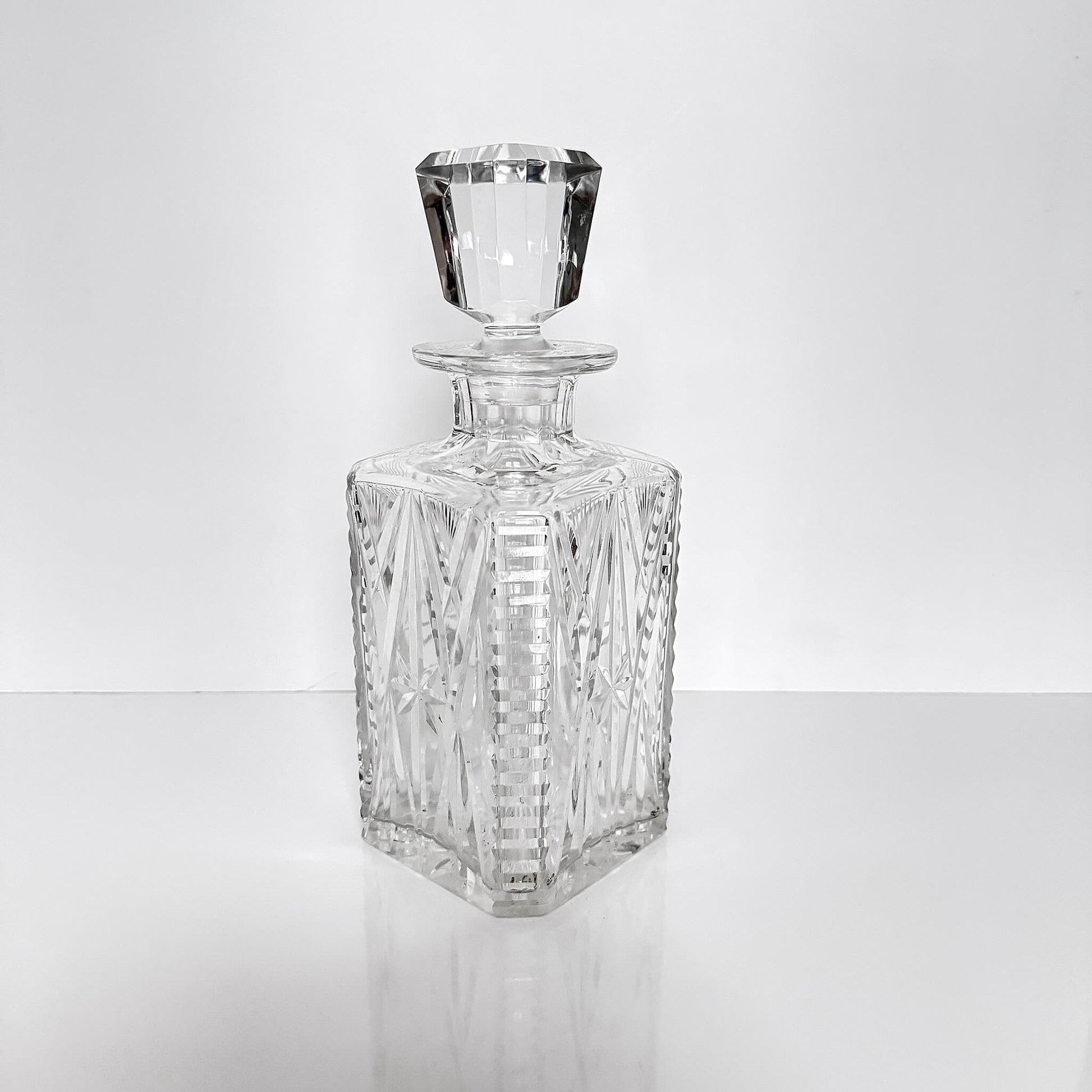 20th century Sèvres crystal whisky decanter from Cristallerie de Sèvres, finely cut with exceptional transparency.