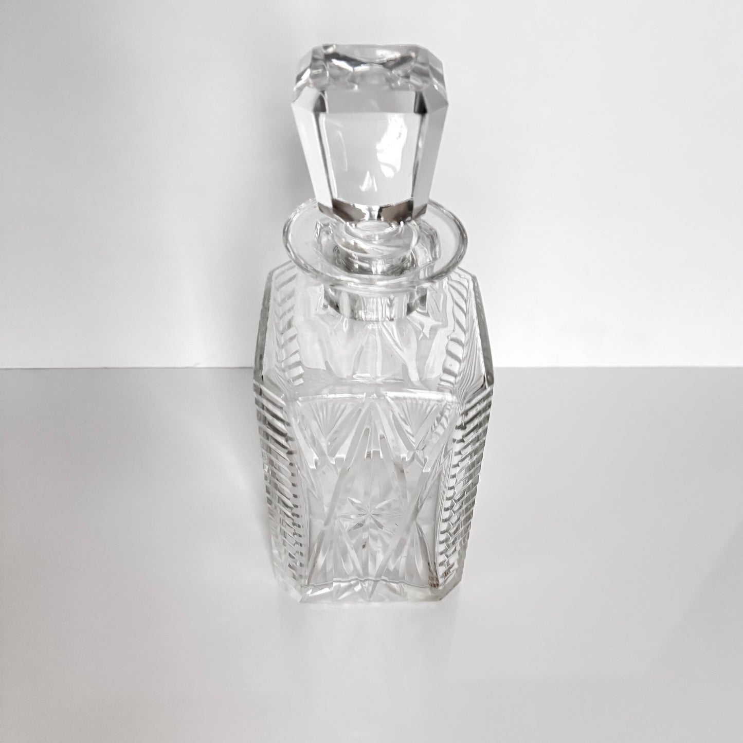 20th century Sèvres crystal whisky decanter from Cristallerie de Sèvres, finely cut with exceptional transparency.