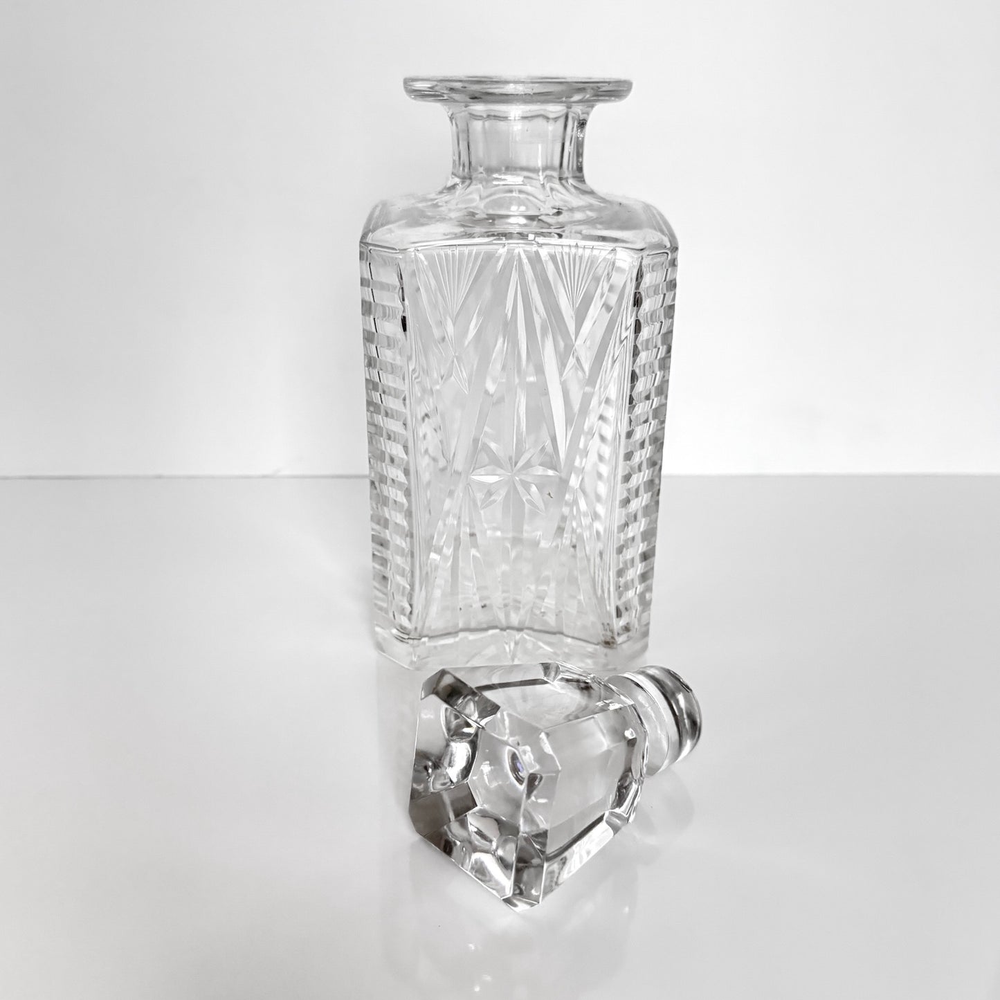 20th century Sèvres crystal whisky decanter from Cristallerie de Sèvres, finely cut with exceptional transparency.