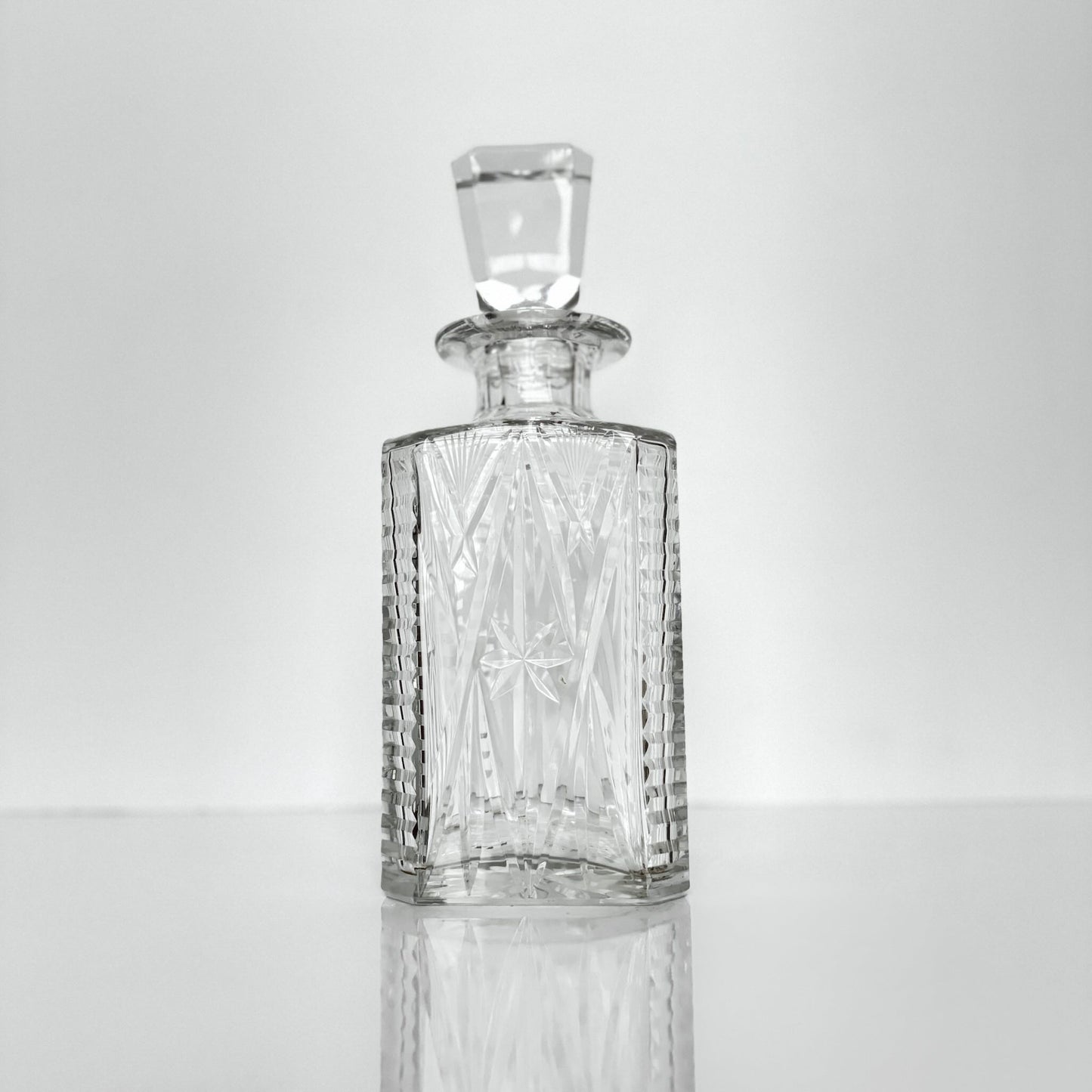 20th century Sèvres crystal whisky decanter from Cristallerie de Sèvres, finely cut with exceptional transparency.