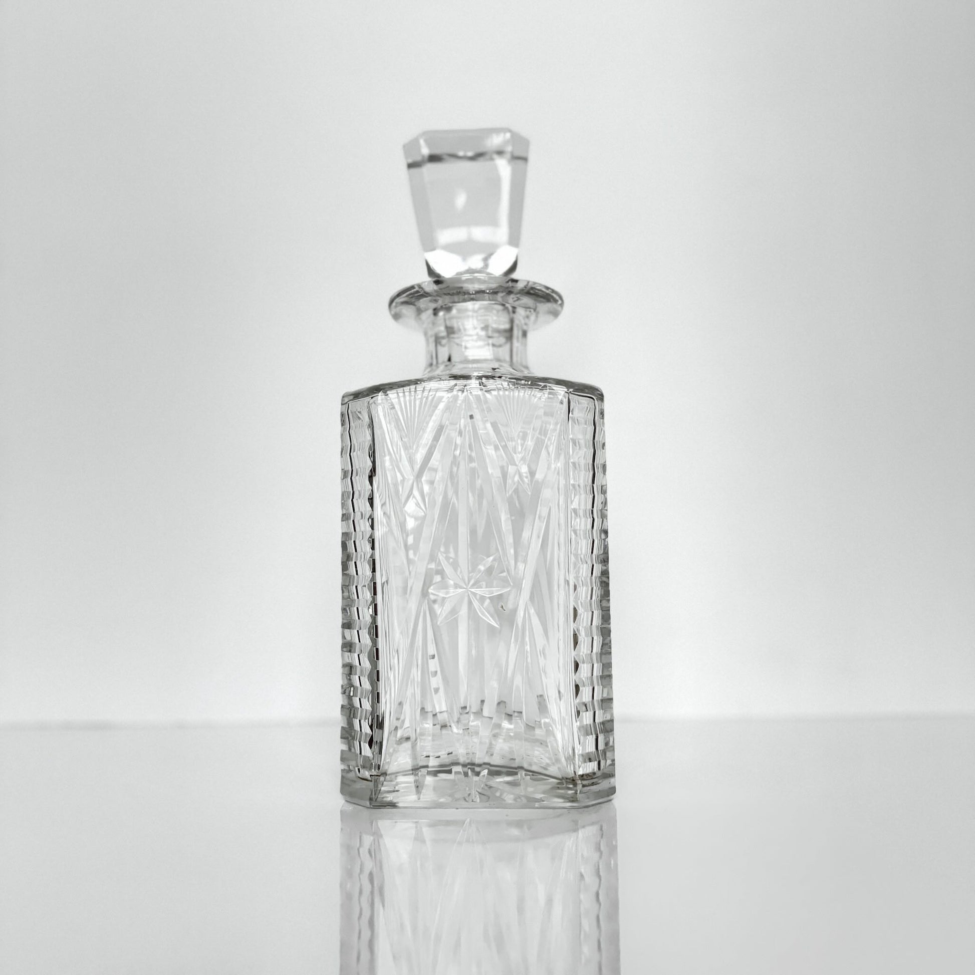 20th century Sèvres crystal whisky decanter from Cristallerie de Sèvres, finely cut with exceptional transparency.