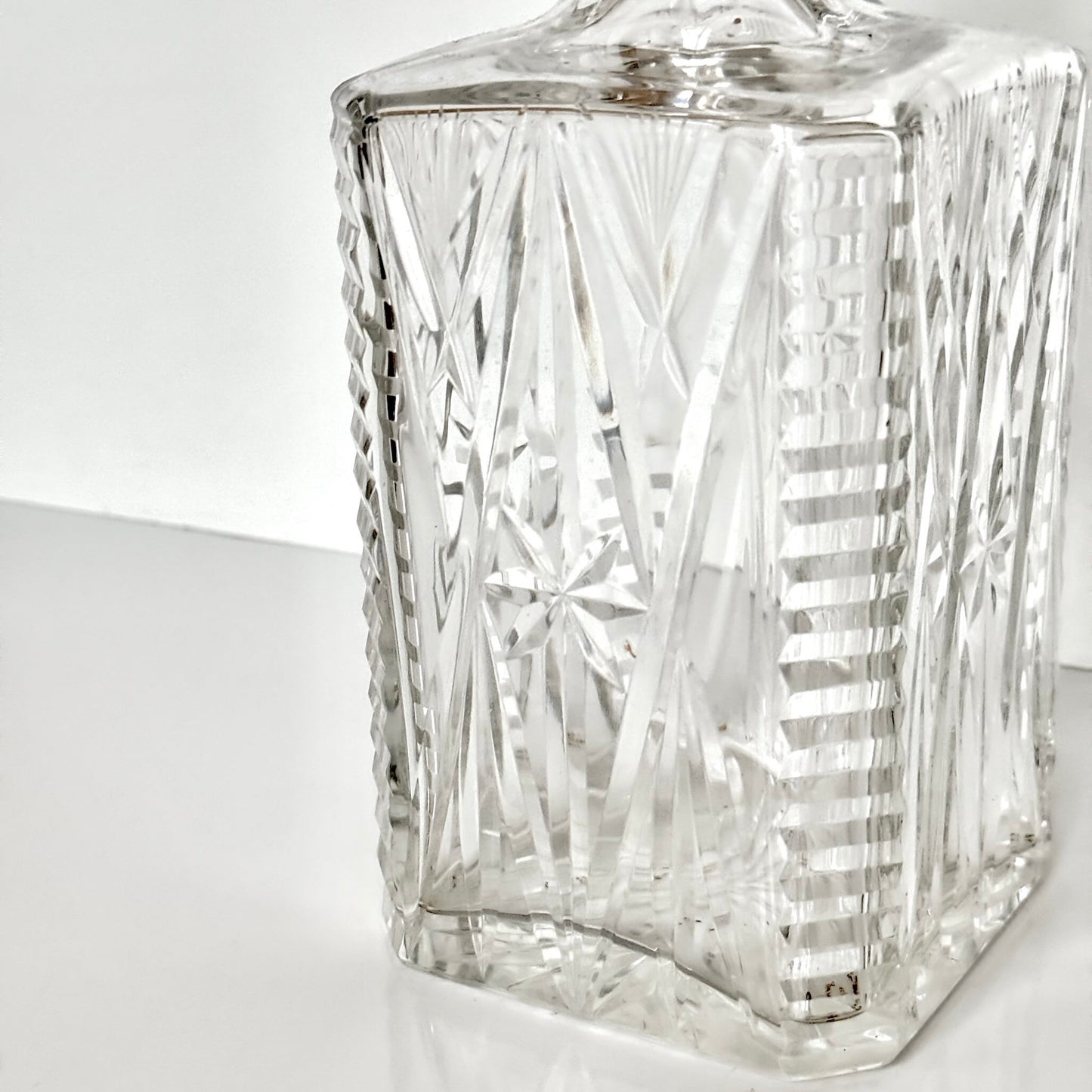 20th century Sèvres crystal whisky decanter from Cristallerie de Sèvres, finely cut with exceptional transparency.