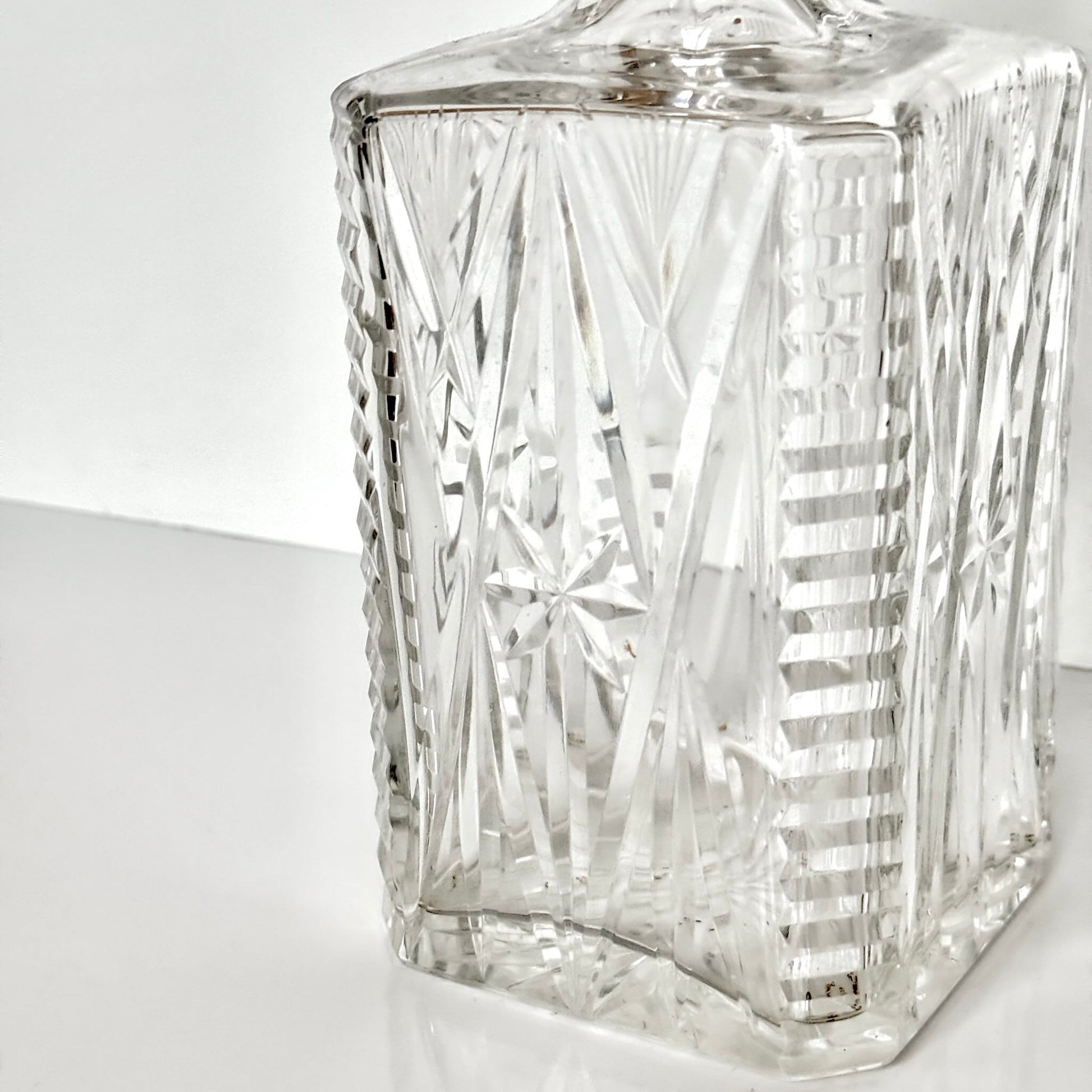20th century Sèvres crystal whisky decanter from Cristallerie de Sèvres, finely cut with exceptional transparency.