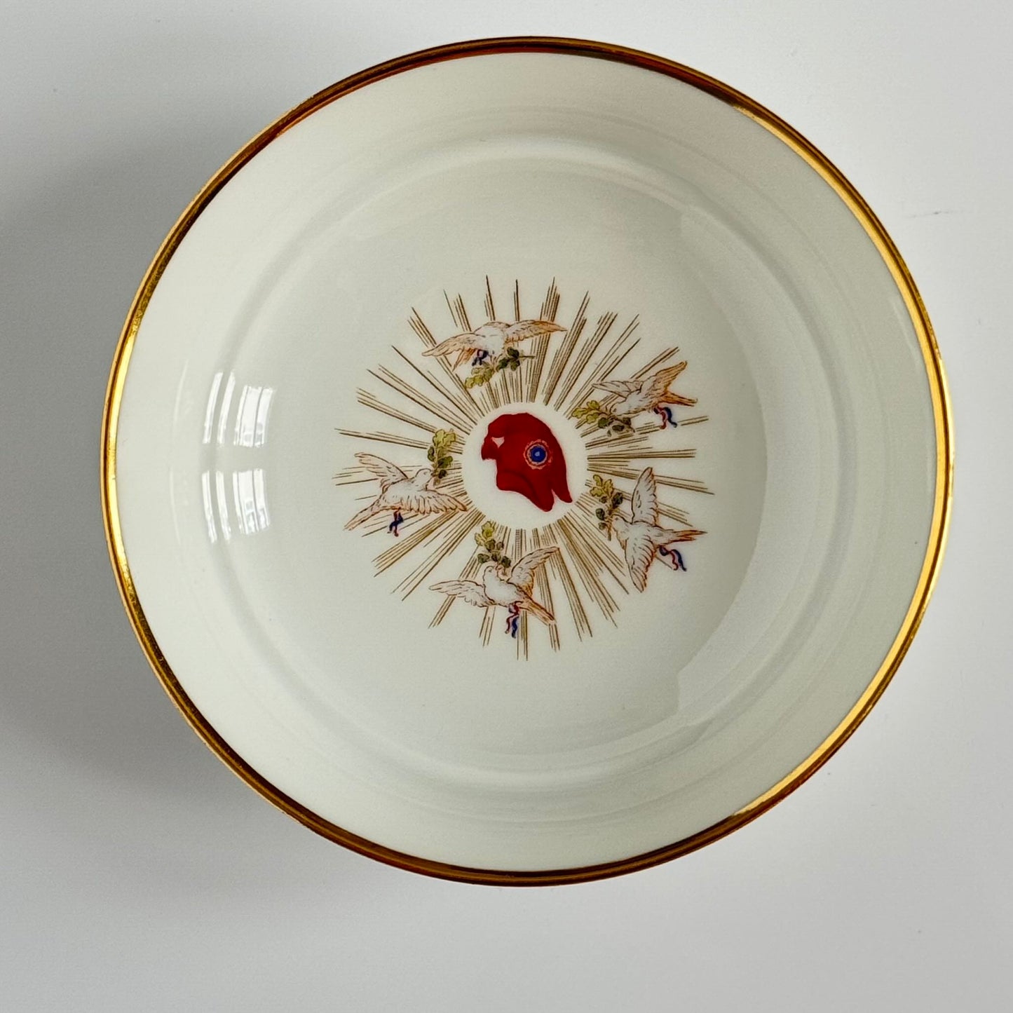 English: Sèvres porcelain commemorative bowl, French Revolution Bicentennial 1989, Phrygian cap and bird motif ; 日本語: セーヴル製磁器記念ボウル、フランス革命200周年 1989年、フリジア帽と鳥の装飾; Français: Coupelle commémorative en porcelaine de Sèvres, Bicentenaire de la Révolution française 1989, décor bonnet phrygien et oiseaux