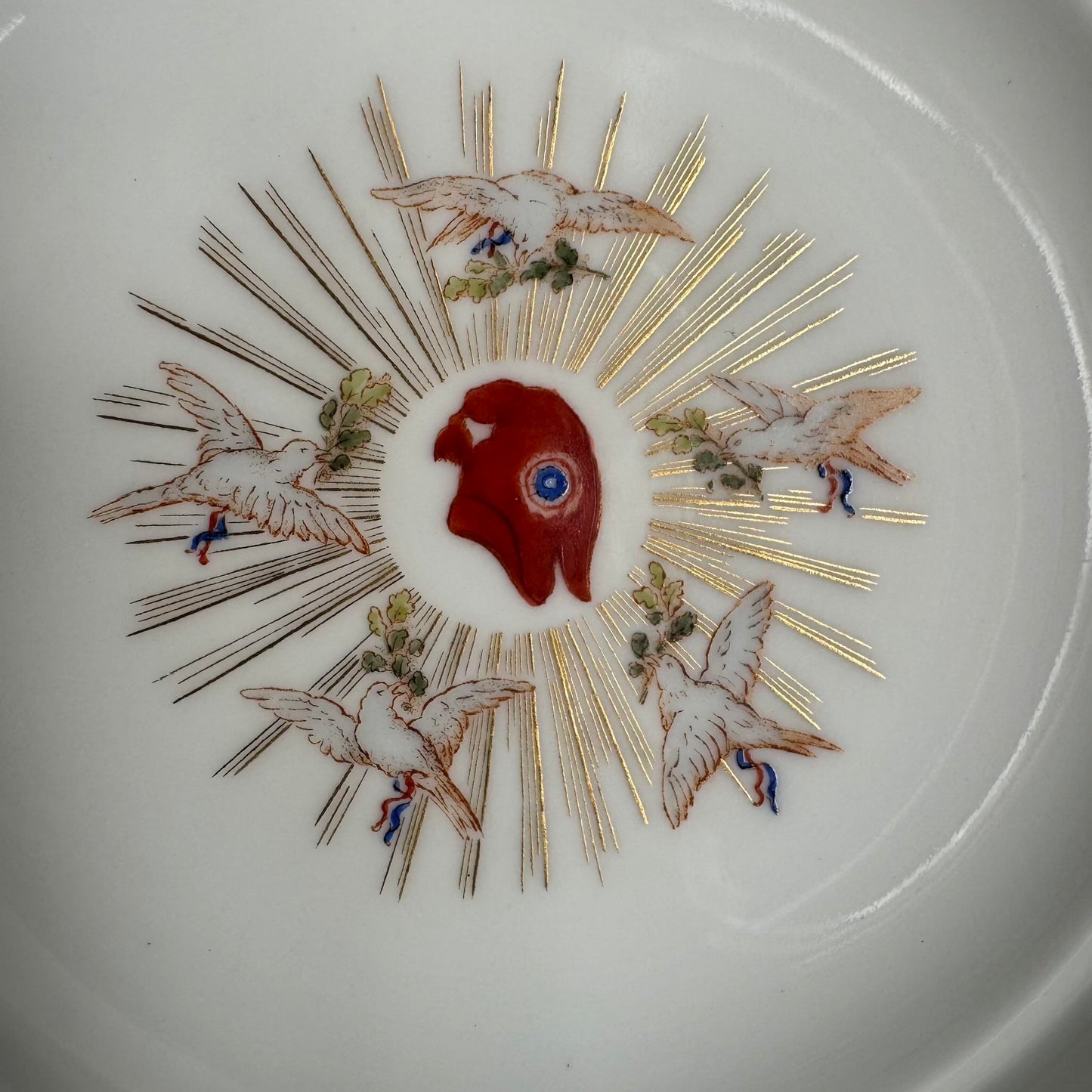 English: Sèvres porcelain commemorative bowl, French Revolution Bicentennial 1989, Phrygian cap and bird motif ; 日本語: セーヴル製磁器記念ボウル、フランス革命200周年 1989年、フリジア帽と鳥の装飾; Français: Coupelle commémorative en porcelaine de Sèvres, Bicentenaire de la Révolution française 1989, décor bonnet phrygien et oiseaux
