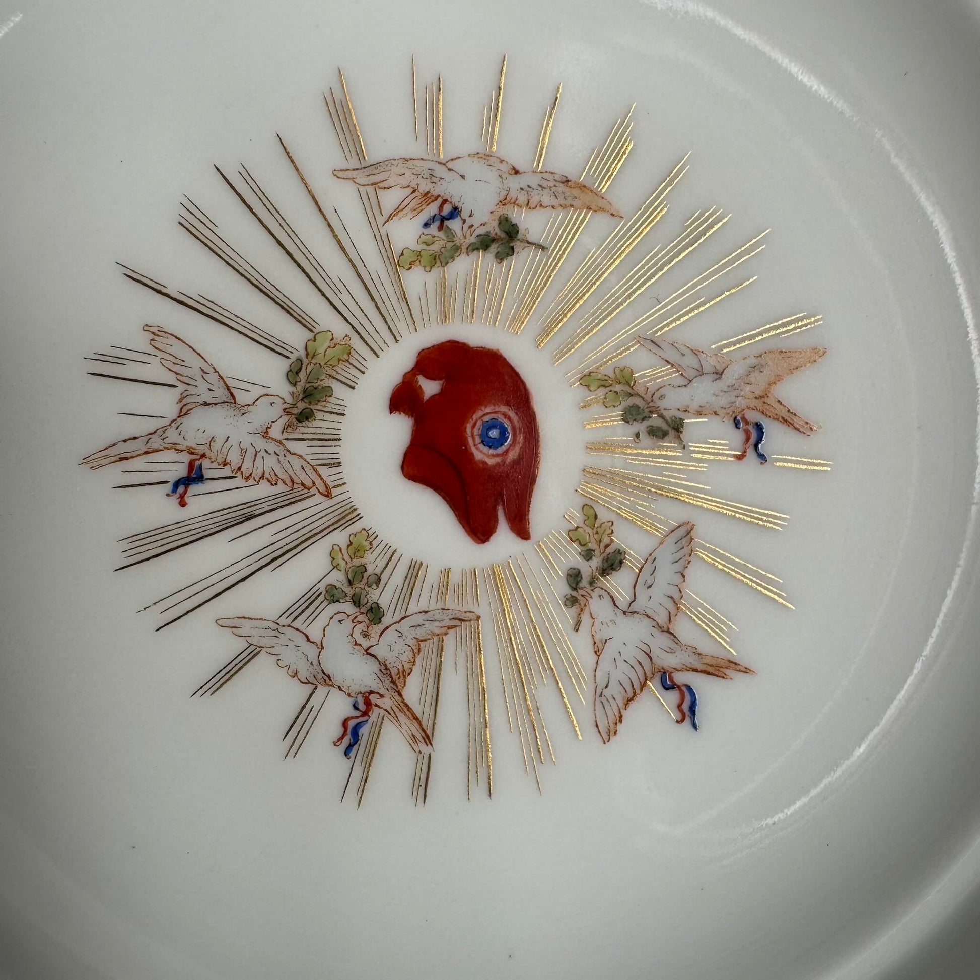 English: Sèvres porcelain commemorative bowl, French Revolution Bicentennial 1989, Phrygian cap and bird motif ; 日本語: セーヴル製磁器記念ボウル、フランス革命200周年 1989年、フリジア帽と鳥の装飾; Français: Coupelle commémorative en porcelaine de Sèvres, Bicentenaire de la Révolution française 1989, décor bonnet phrygien et oiseaux