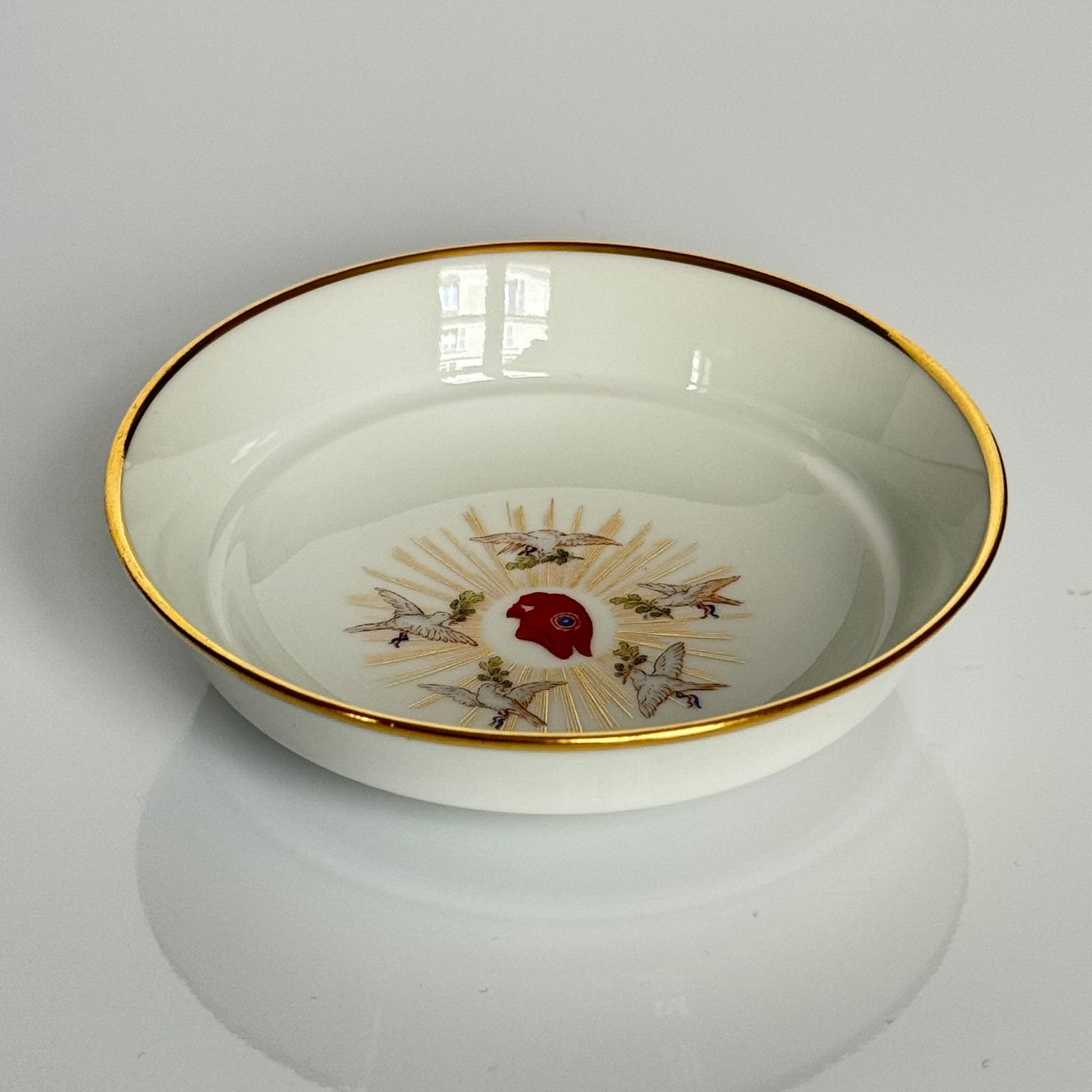 English: Sèvres porcelain commemorative bowl, French Revolution Bicentennial 1989, Phrygian cap and bird motif ; 日本語: セーヴル製磁器記念ボウル、フランス革命200周年 1989年、フリジア帽と鳥の装飾; Français: Coupelle commémorative en porcelaine de Sèvres, Bicentenaire de la Révolution française 1989, décor bonnet phrygien et oiseaux