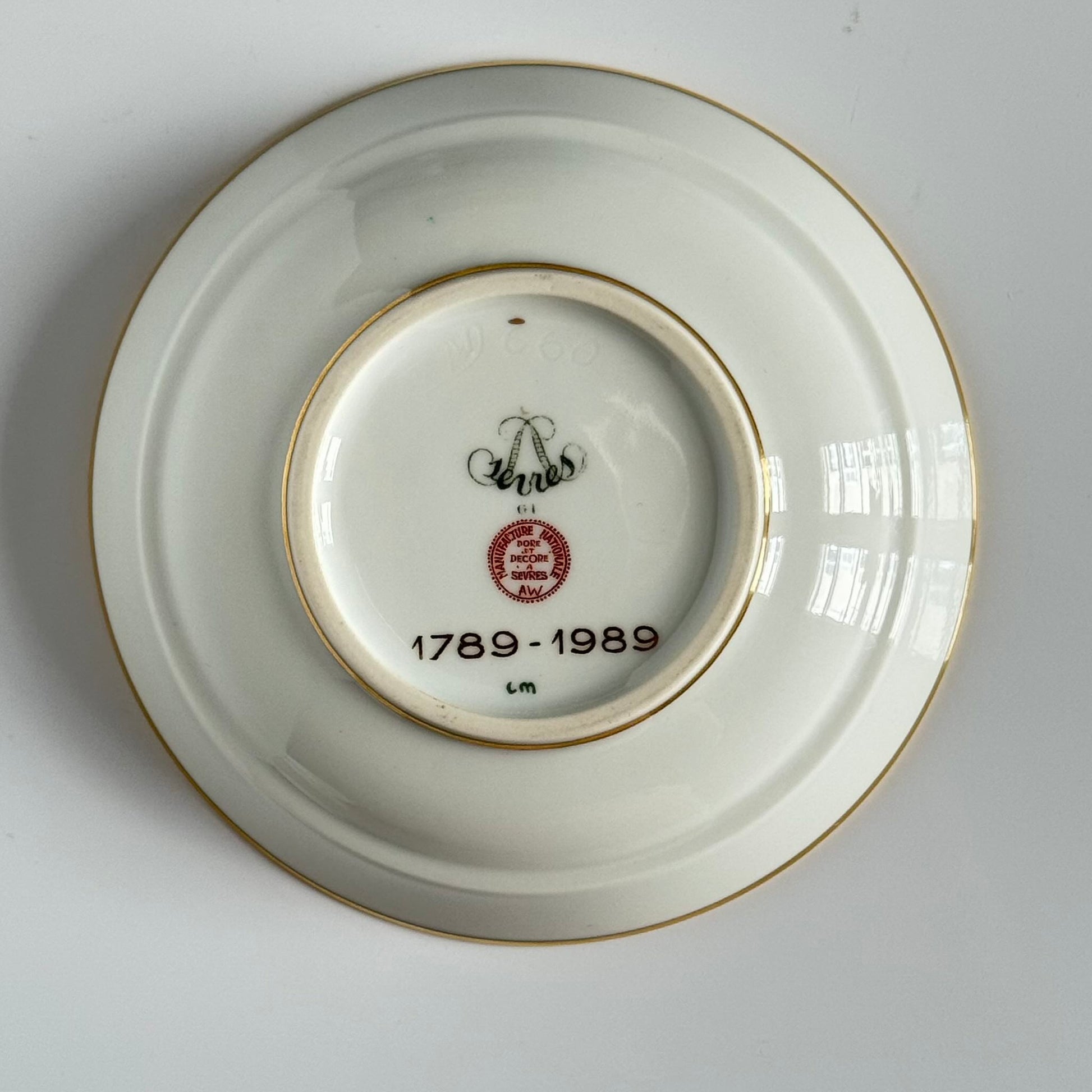 English: Sèvres porcelain commemorative bowl, French Revolution Bicentennial 1989, Phrygian cap and bird motif ; 日本語: セーヴル製磁器記念ボウル、フランス革命200周年 1989年、フリジア帽と鳥の装飾; Français: Coupelle commémorative en porcelaine de Sèvres, Bicentenaire de la Révolution française 1989, décor bonnet phrygien et oiseaux