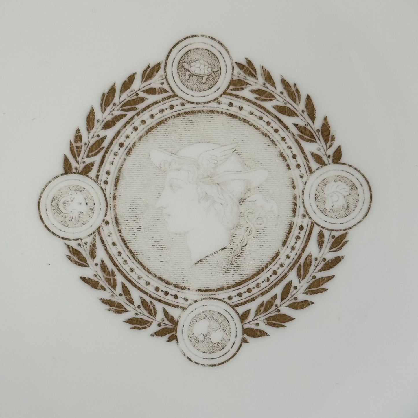 English: Sèvres porcelain plate, neoclassical style, with cobalt-blue border and gilded motifs of Mercury, laurel leaves, and symbolic animals, 1882–1883; 日本語: セーヴル製磁器プレート、新古典主義様式、コバルトブルーの縁に金彩装飾、メルクリウスと象徴的な動物、1882–1883年; Français: Assiette en porcelaine de Sèvres, style néoclassique, bordure bleu de Sèvres et motifs dorés de Mercure, laurier et animaux symboliques, 1882–1883.