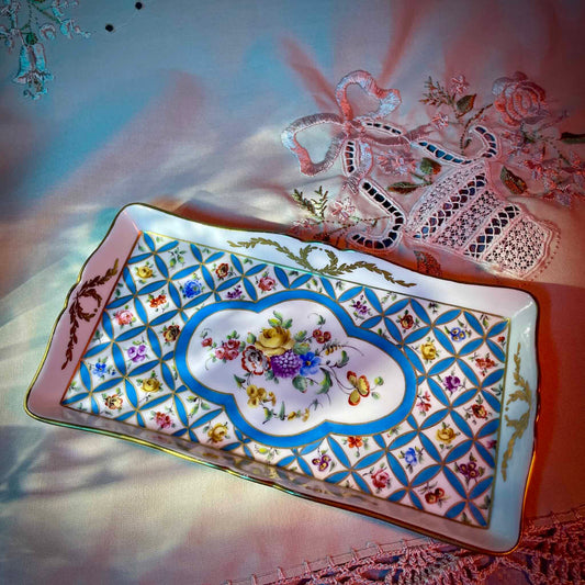 English: Hand-painted porcelain tray, Sèvres-style floral bouquet with scattered flowers and gilded decoration, late 19th to early 20th century, signed h g.; 日本語: 手描きの磁器トレイ、セーブル風の花束と小花模様、金彩装飾付き、19世紀後期〜20世紀初頭、h g.のサインあり; Français: Plateau en porcelaine peint à la main, décor floral de style Sèvres avec fleurs dispersées et dorure, fin XIXe – début XXe siècle, signé h g.