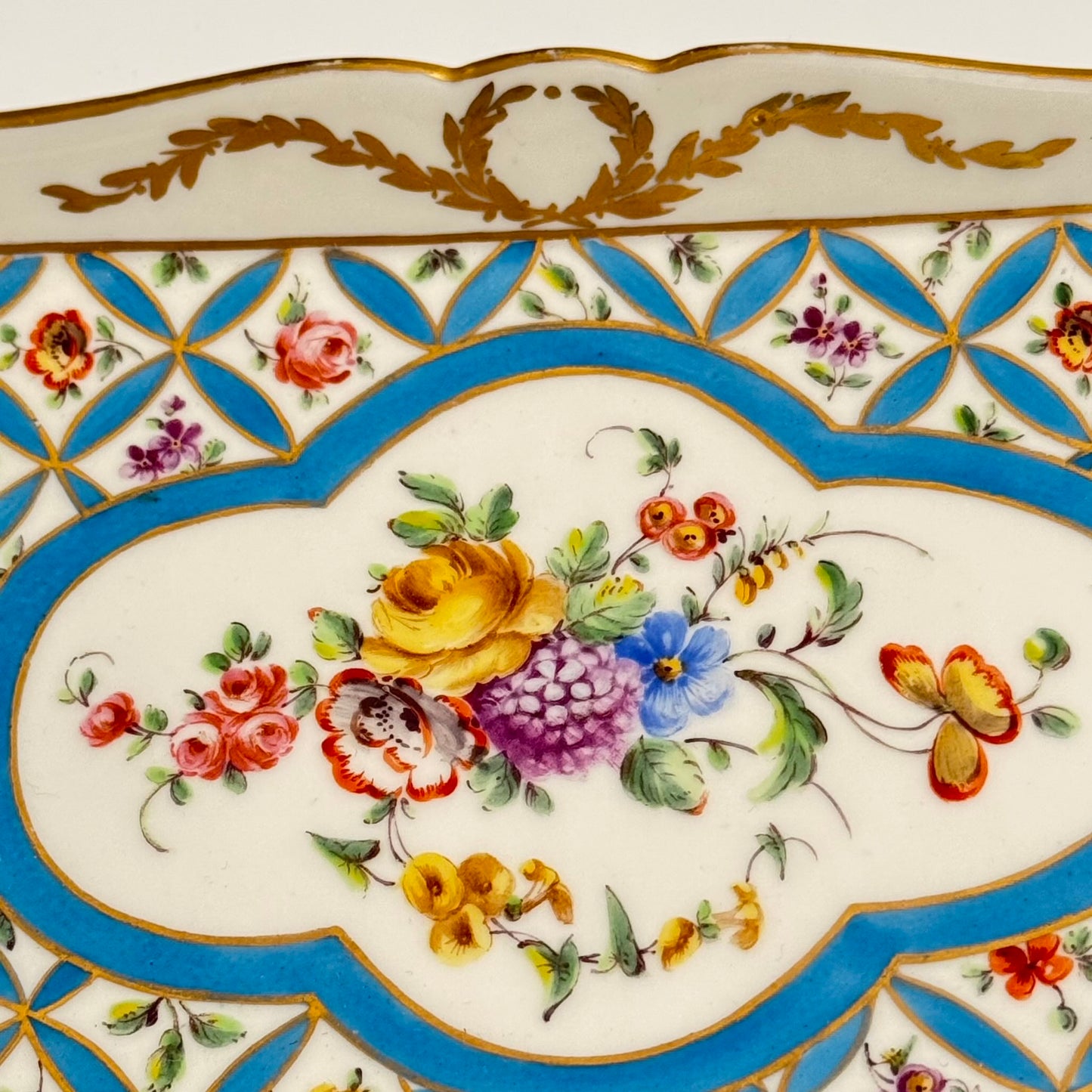 手描き磁器トレイ | セーブル風の花柄装飾と金彩 | 19世紀後期