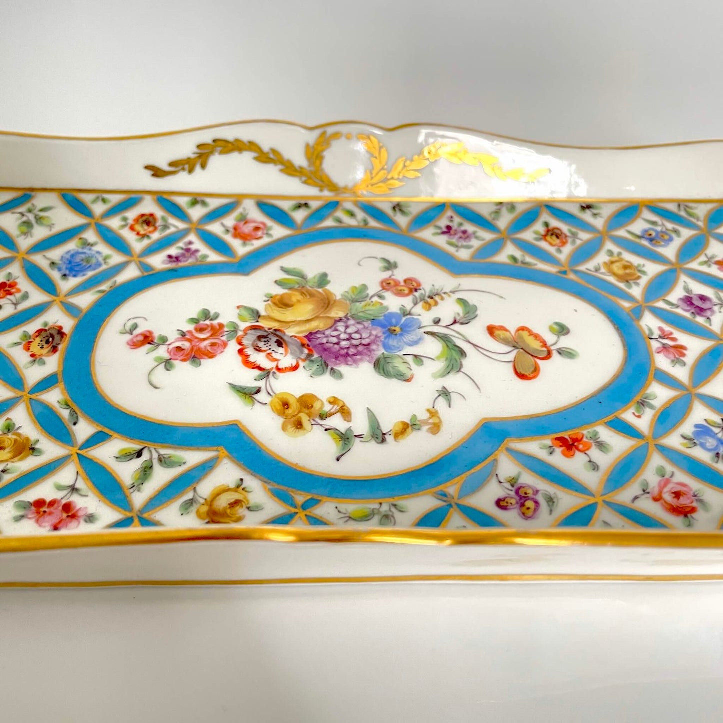 English: Hand-painted porcelain tray, Sèvres-style floral bouquet with scattered flowers and gilded decoration, late 19th to early 20th century, signed h g.; 日本語: 手描きの磁器トレイ、セーブル風の花束と小花模様、金彩装飾付き、19世紀後期〜20世紀初頭、h g.のサインあり; Français: Plateau en porcelaine peint à la main, décor floral de style Sèvres avec fleurs dispersées et dorure, fin XIXe – début XXe siècle, signé h g.