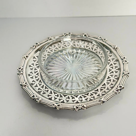 English: English Vintage silver-plated ramekin with removable glass insert, decorated with a delicate ribbon motif. ; Français : Ramequin vintage en métal argenté avec insert en verre amovible, décoré d’un délicat motif de rubans. ; 日本語： イギリス製の繊細なリボン模様が施されたヴィンテージの銀メッキ製ラメキン、取り外し可能なガラスインサート付き。