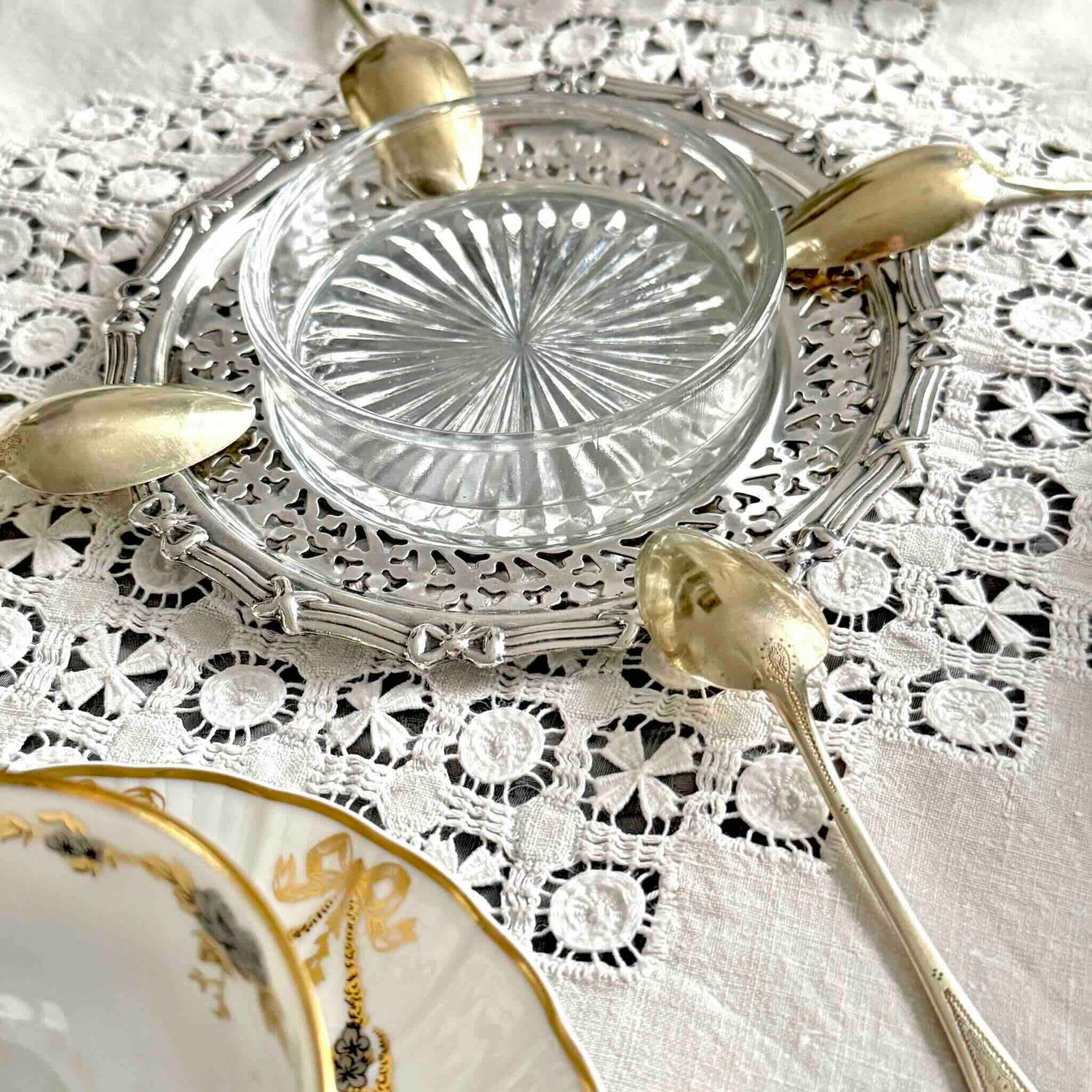 English: English Vintage silver-plated ramekin with removable glass insert, decorated with a delicate ribbon motif. ; Français : Ramequin vintage en métal argenté avec insert en verre amovible, décoré d’un délicat motif de rubans. ; 日本語： イギリス製の繊細なリボン模様が施されたヴィンテージの銀メッキ製ラメキン、取り外し可能なガラスインサート付き。