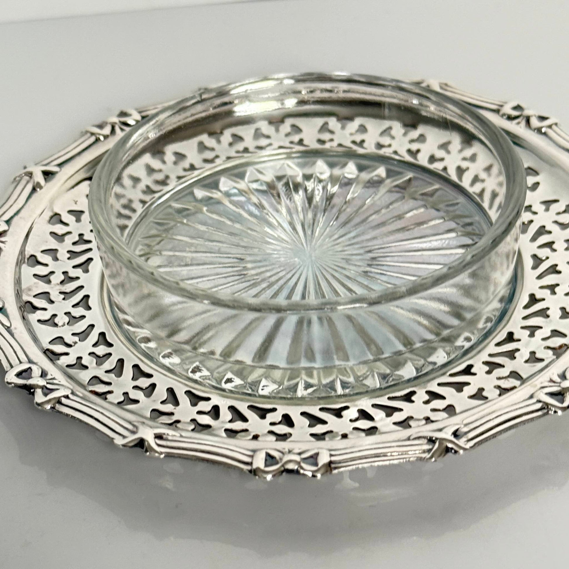 English: English Vintage silver-plated ramekin with removable glass insert, decorated with a delicate ribbon motif. ; Français : Ramequin vintage en métal argenté avec insert en verre amovible, décoré d’un délicat motif de rubans. ; 日本語： イギリス製の繊細なリボン模様が施されたヴィンテージの銀メッキ製ラメキン、取り外し可能なガラスインサート付き。