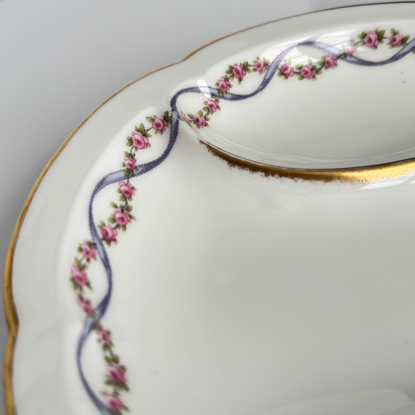 English: Théodore Haviland porcelain serving dish with three compartments, made in late 19th to early 20th century, marked “Jules Etienne, 29 rue de Paradis, Paris” and impressed “T H”; 日本語: テオドール・アヴィランドの三分割ポーセリン皿、19世紀末から20世紀初頭製造、「Jules Etienne, 29 rue de Paradis, Paris」印刷サインと「T H」刻印付き; Français: Plat de service compartimenté en porcelaine Théodore Haviland, fin XIXe – début XXe siècle, signé « Jules Etienne, 29 rue de Paradis, Paris » et marqué en creux « T H ».