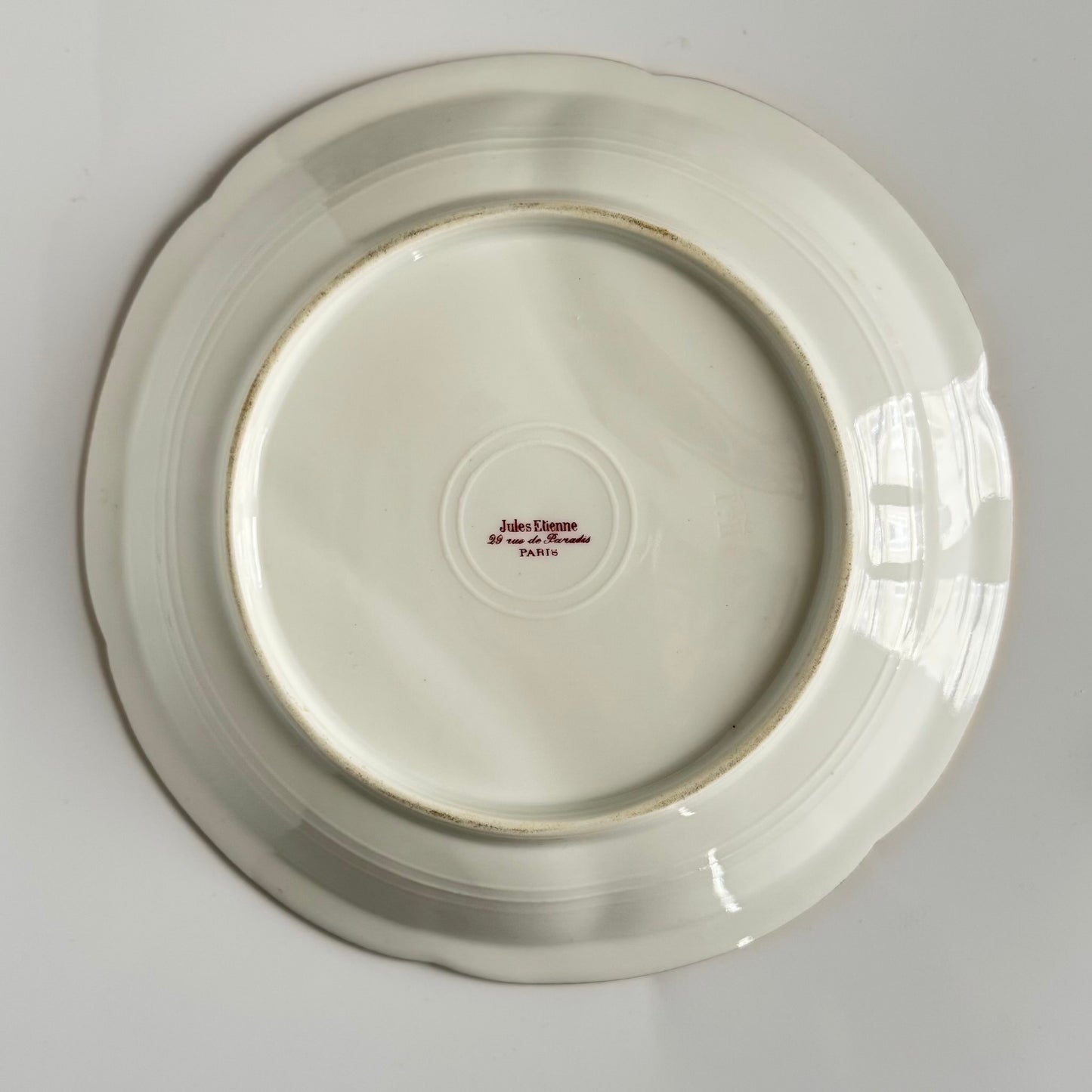English: Théodore Haviland porcelain serving dish with three compartments, made in late 19th to early 20th century, marked “Jules Etienne, 29 rue de Paradis, Paris” and impressed “T H”; 日本語: テオドール・アヴィランドの三分割ポーセリン皿、19世紀末から20世紀初頭製造、「Jules Etienne, 29 rue de Paradis, Paris」印刷サインと「T H」刻印付き; Français: Plat de service compartimenté en porcelaine Théodore Haviland, fin XIXe – début XXe siècle, signé « Jules Etienne, 29 rue de Paradis, Paris » et marqué en creux « T H ».